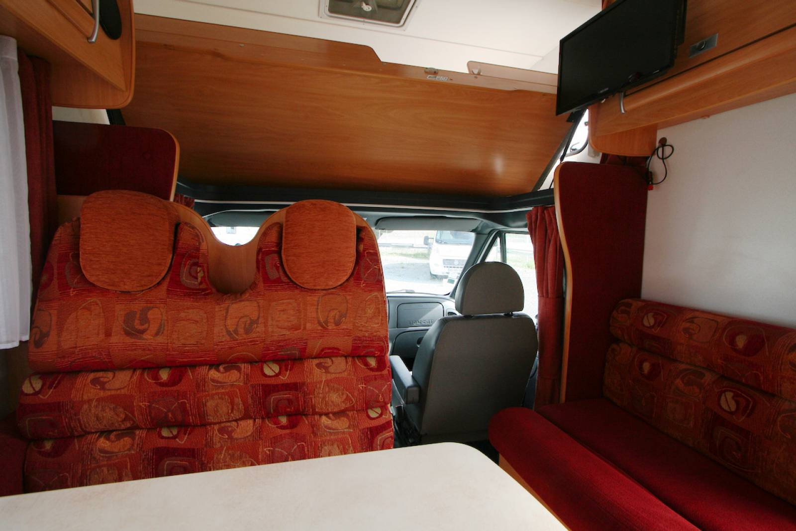 Camping-car capucine occasion, 5 places carte grise, 6 couchages, Challenger Genesis 47, à Roques proche de Toulouse (31)