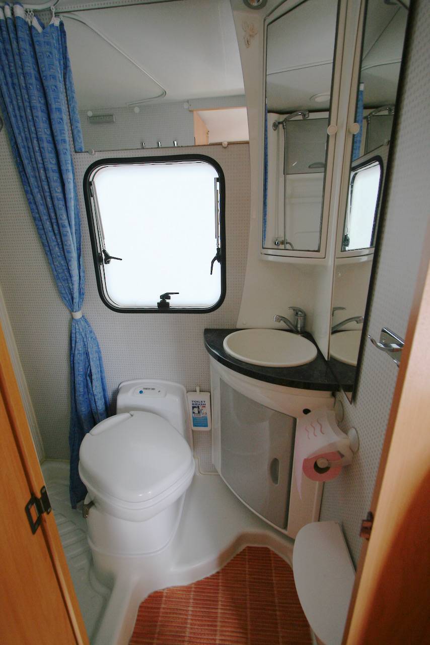 Vend Camping-car capucine occasion, 5 places carte grise, 6 couchages, Challenger Genesis 47, à Roques proche de Toulouse (31)