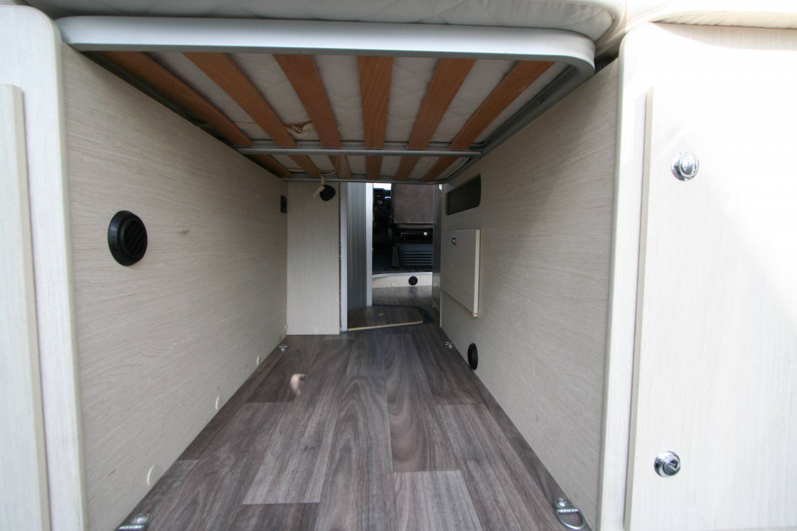 Fourgon aménagé occasion, moins de 6 m, 2 couchages, Challenger Vany 114 SCS Start, à Roques proche de Toulouse (Midi-Pyrénées)