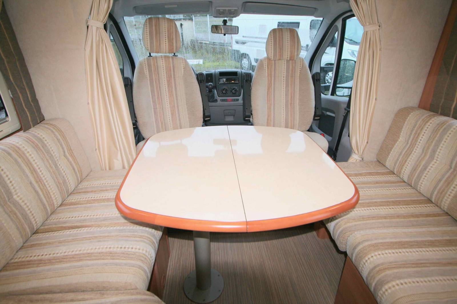 Camping-car occasion profilé, lit à la française, lit de pavillon, salon face à face, moins de 7m, Rapido 776 FF, à Roques proche de Toulouse (31)