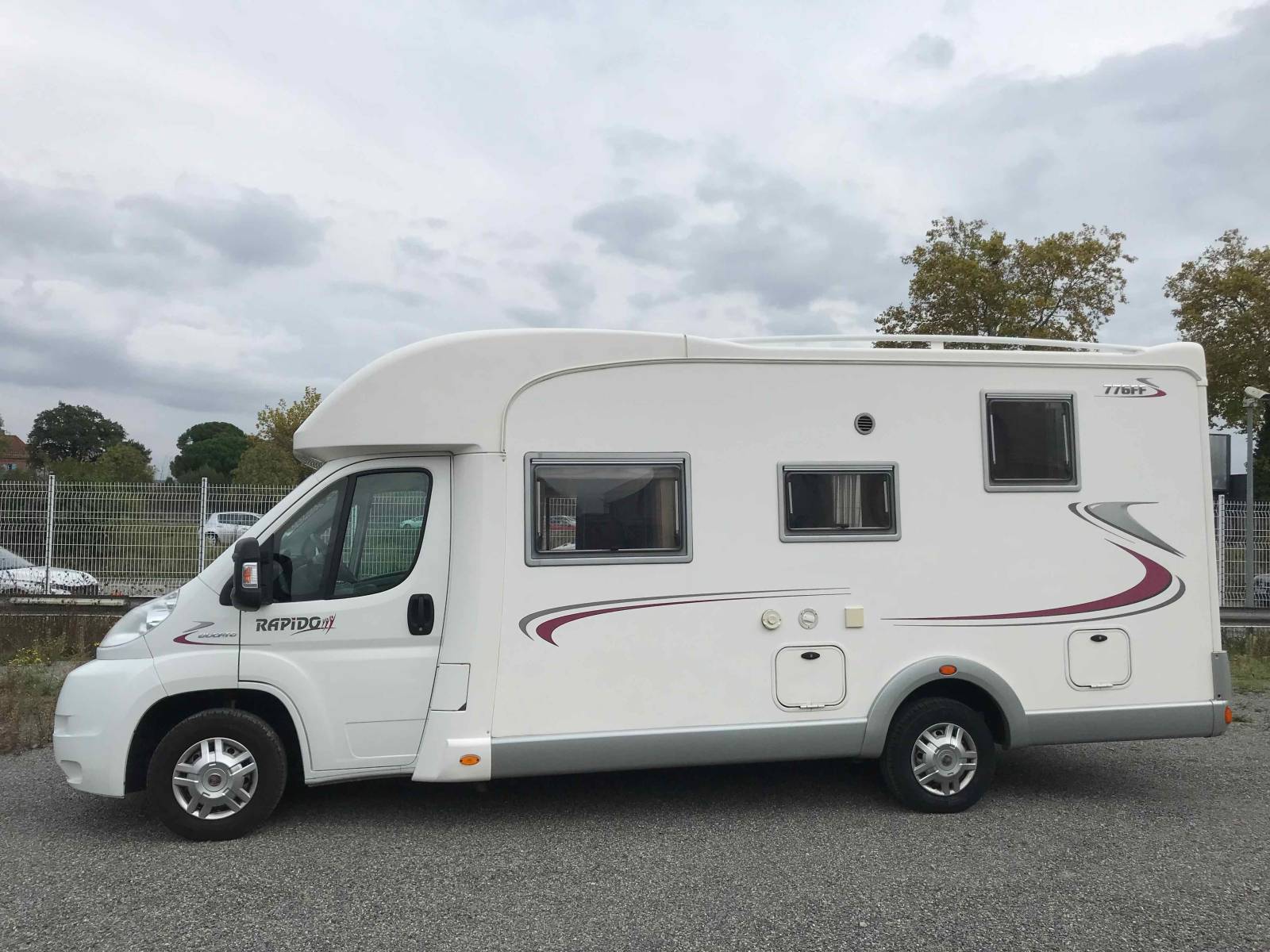 Camping-car occasion profilé, lit à la française, lit de pavillon, salon face à face, moins de 7m, Rapido 776 FF, à Roques proche de Toulouse (31)