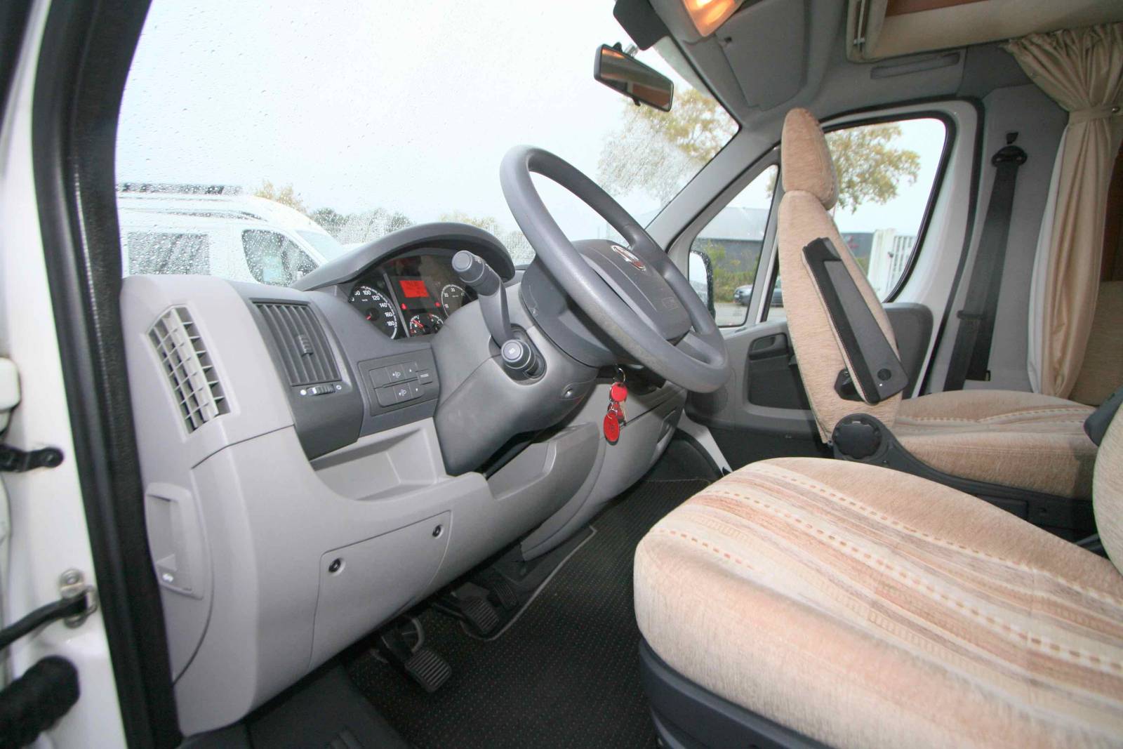 Camping-car occasion profilé, lit à la française, lit de pavillon, salon face à face, moins de 7m, Rapido 776 FF, à Roques proche de Toulouse (31)