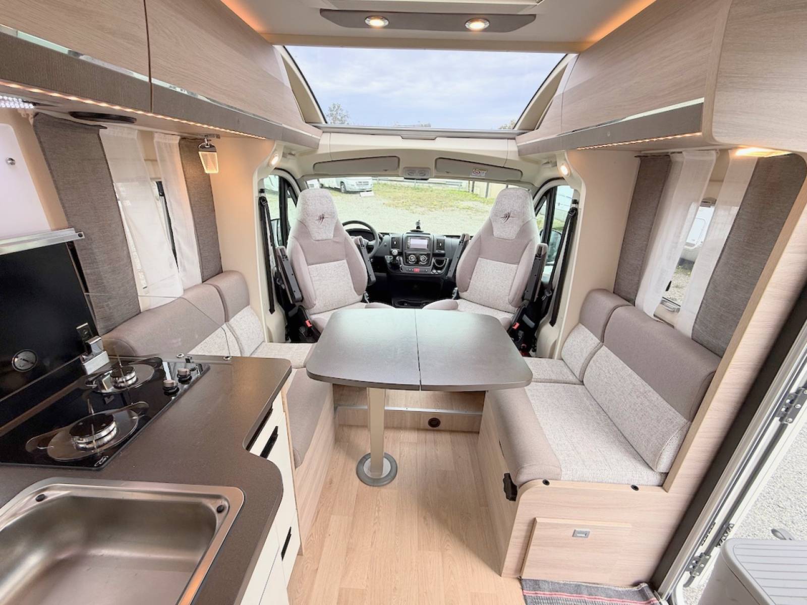 Vend Camping-car profilé occasion, Compact, moins de 7 m, 2,17 m de largeur, lit central, salon face à face, un Rapido C 86,  chez Vacances et Loisirs, à roques proche de Toulouse (31)