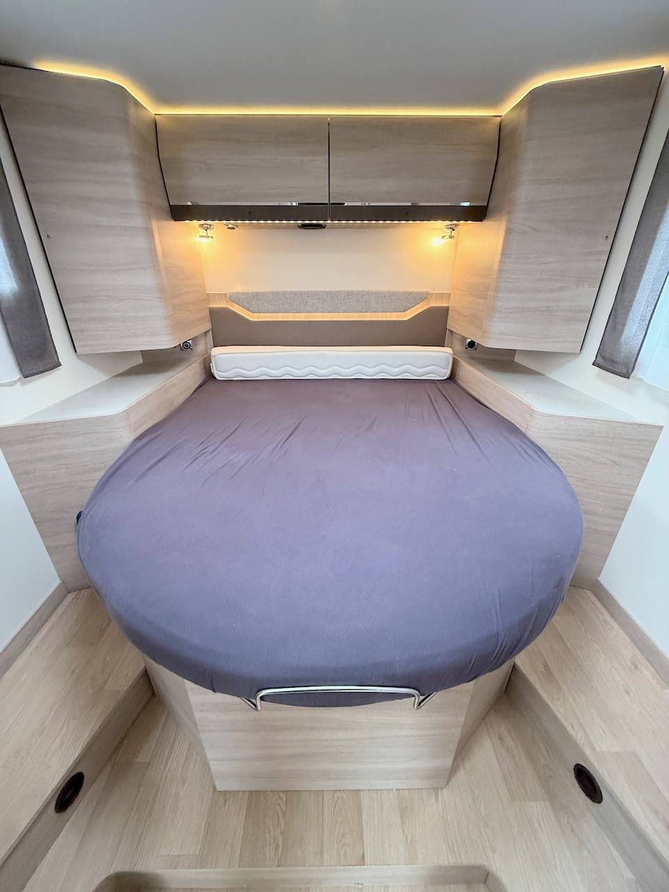 Achat Camping-car profilé occasion, Compact, moins de 7 m, 2,17 m de largeur, lit central, salon face à face, un Rapido C 86,  chez Vacances et Loisirs, à roques proche de Toulouse (31)