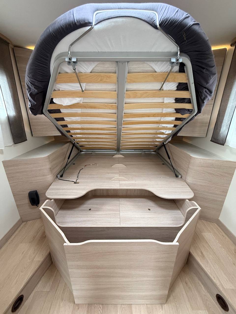 Camping-car profilé occasion, Compact, moins de 7 m, 2,17 m de largeur, lit central, salon face à face, un Rapido C 86,  chez Vacances et Loisirs, à roques proche de Toulouse (31)