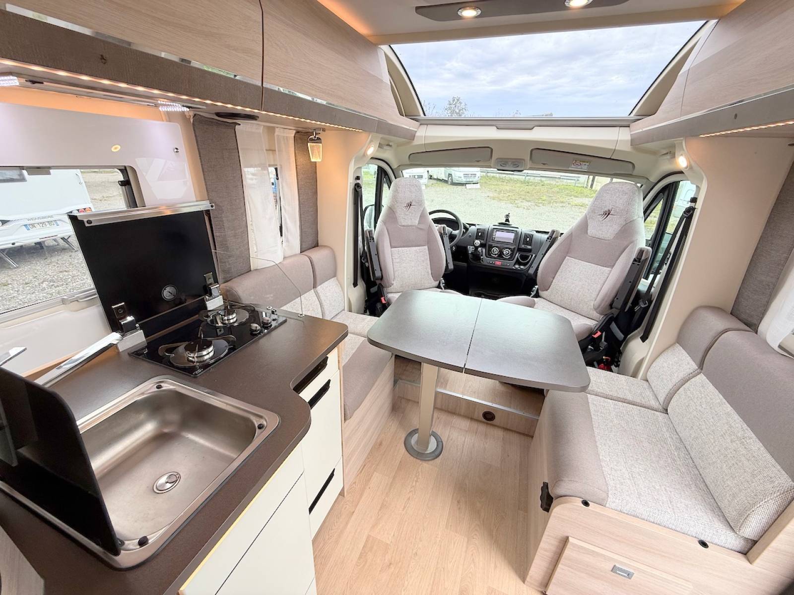 Achat Camping-car profilé occasion, Compact, moins de 7 m, 2,17 m de largeur, lit central, salon face à face, un Rapido C 86,  chez Vacances et Loisirs, à roques proche de Toulouse (31)