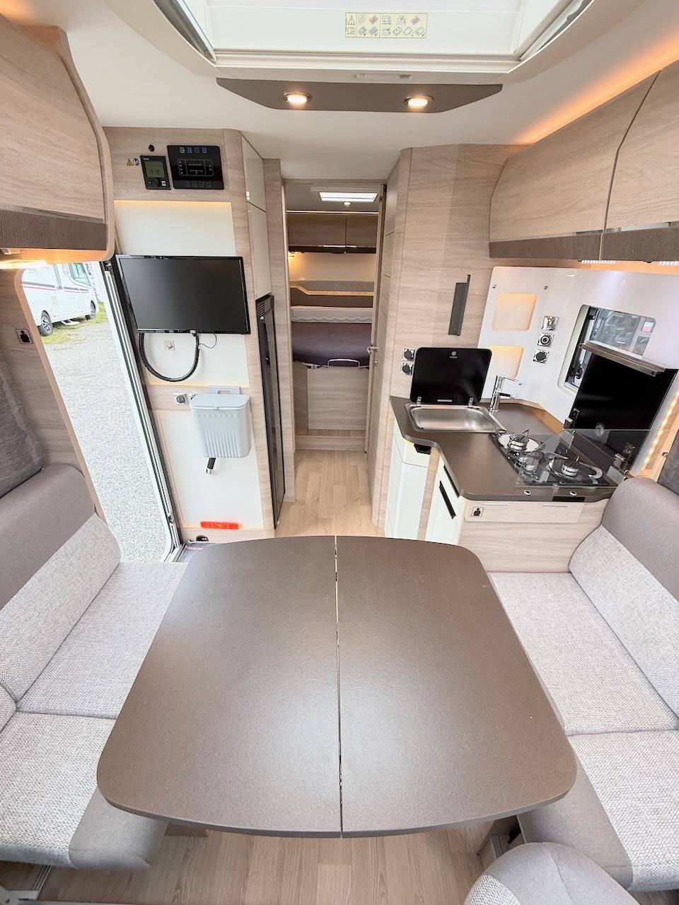 Vend Camping-car profilé occasion, Compact, moins de 7 m, 2,17 m de largeur, lit central, salon face à face, un Rapido C 86,  chez Vacances et Loisirs, à roques proche de Toulouse (31)