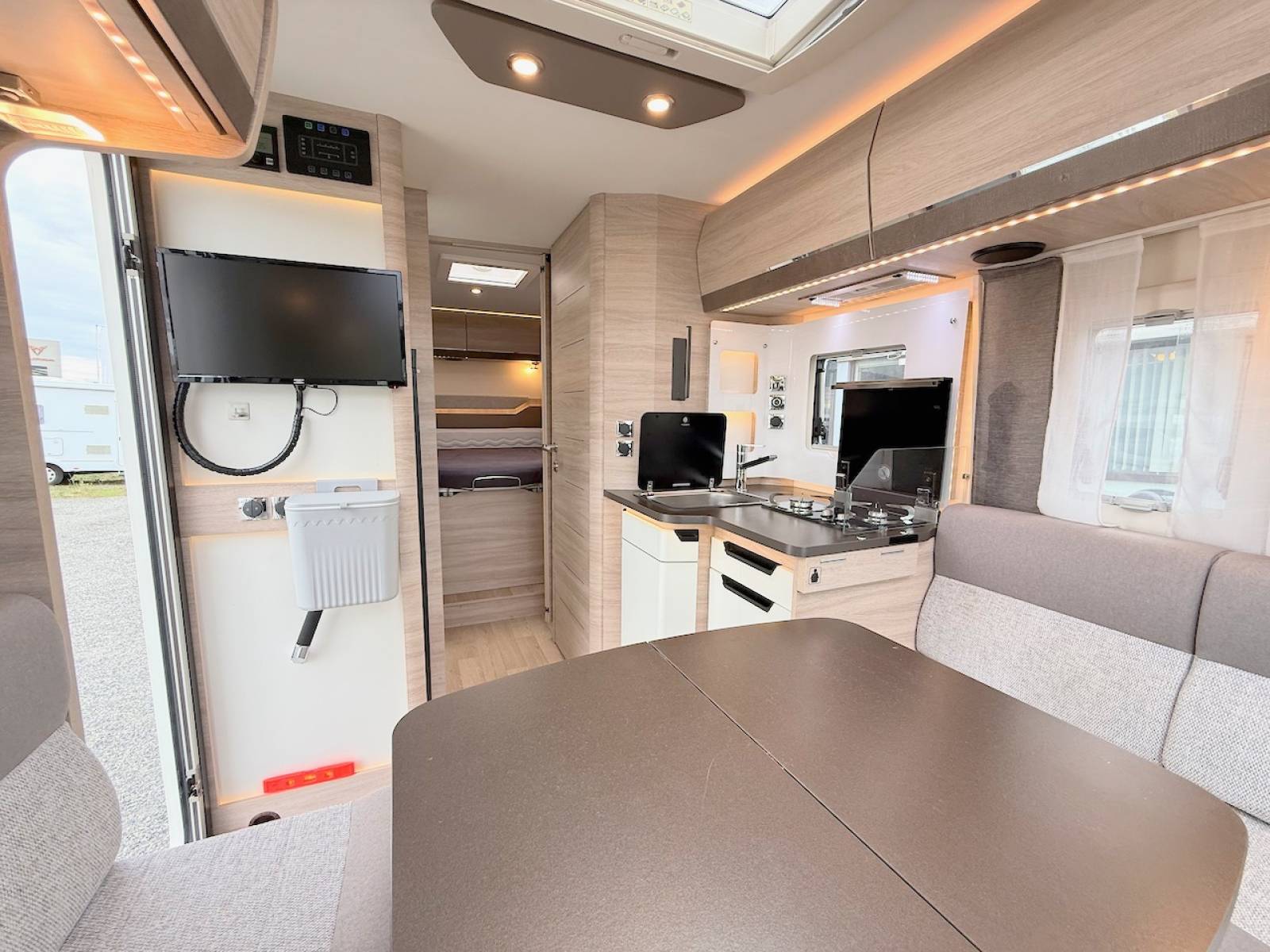 Vend Camping-car profilé occasion, Compact, moins de 7 m, 2,17 m de largeur, lit central, salon face à face, un Rapido C 86,  chez Vacances et Loisirs, à roques proche de Toulouse (31)