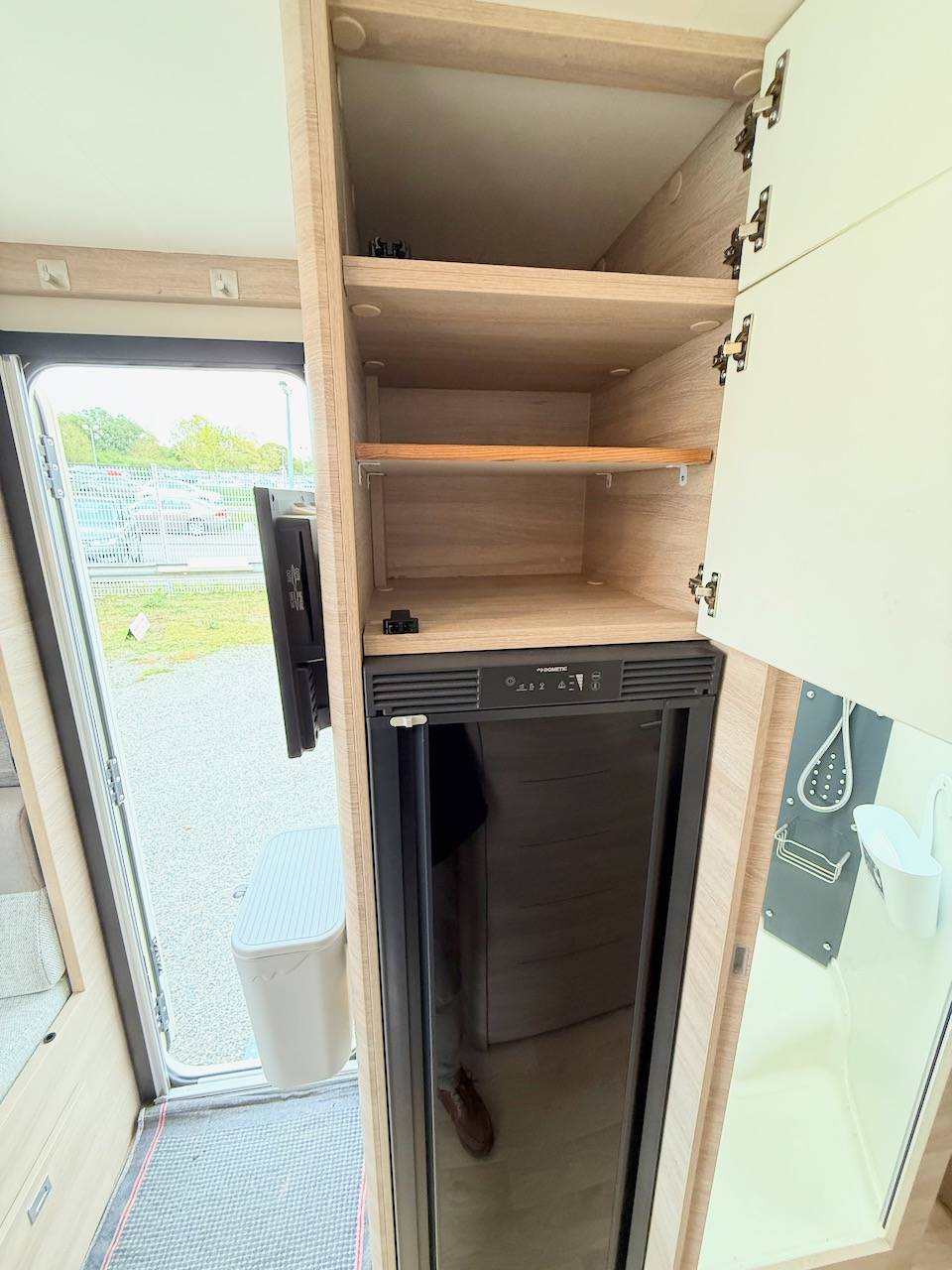 Camping-car profilé occasion, Compact, moins de 7 m, 2,17 m de largeur, lit central, salon face à face, un Rapido C 86,  chez Vacances et Loisirs, à roques proche de Toulouse (31)