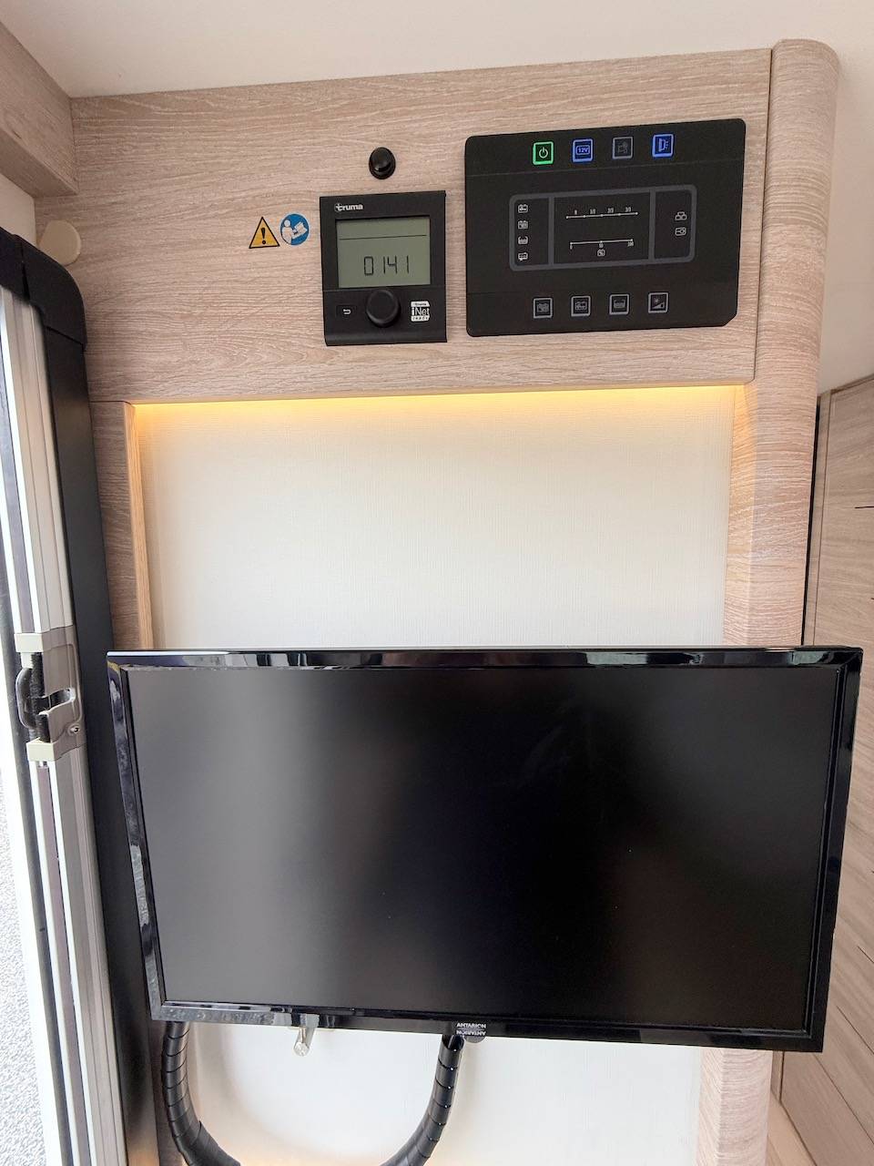 Camping-car profilé occasion, Compact, moins de 7 m, 2,17 m de largeur, lit central, salon face à face, un Rapido C 86,  chez Vacances et Loisirs, à roques proche de Toulouse (31)-car profilé occasion, Compact, moins de 7 m, 2,17 m de largeur, lit central