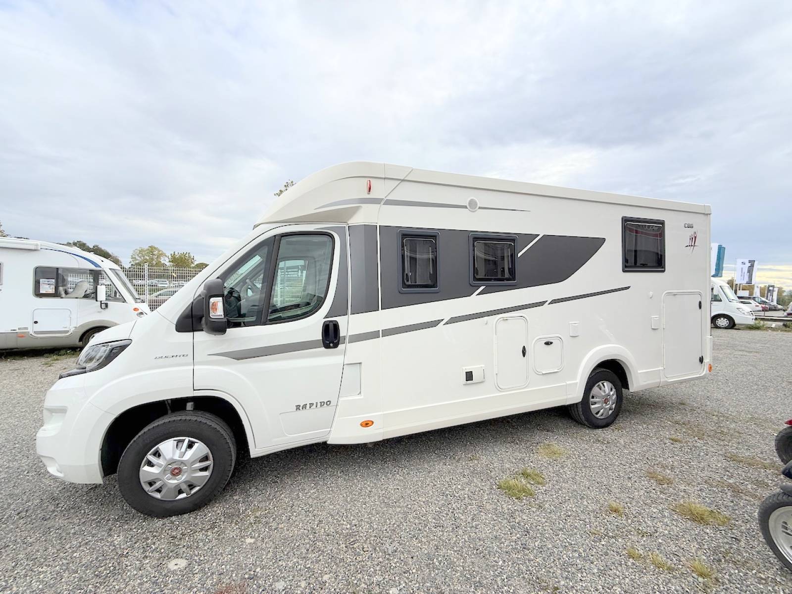 Camping-car profilé occasion, Compact, moins de 7 m, 2,17 m de largeur, lit central, salon face à face, un Rapido C 86,  chez Vacances et Loisirs, à roques proche de Toulouse (31)