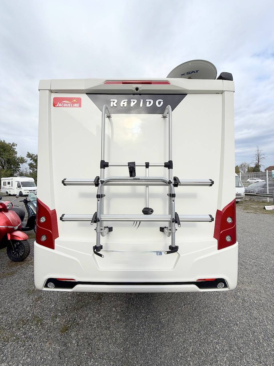 Vend Camping-car profilé occasion, Compact, moins de 7 m, 2,17 m de largeur, lit central, salon face à face, un Rapido C 86,  chez Vacances et Loisirs, à roques proche de Toulouse (31)