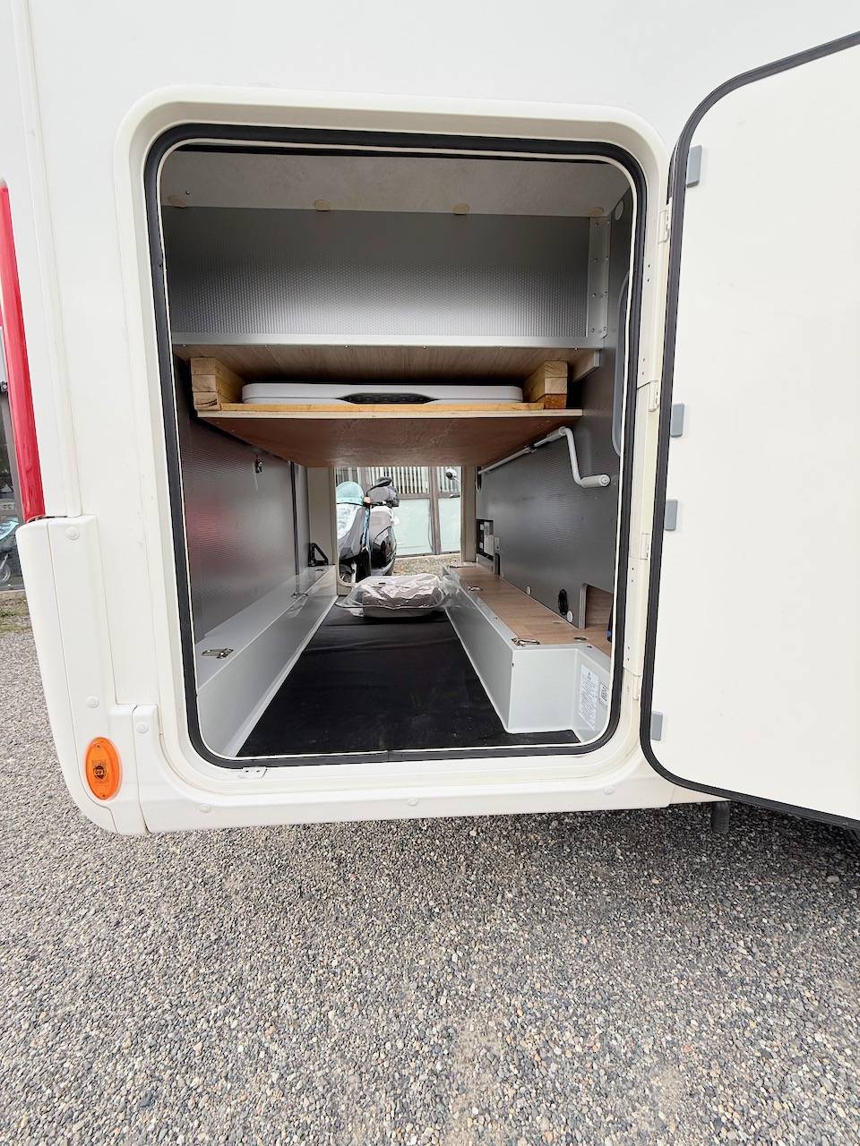 Camping-car profilé occasion, Compact, moins de 7 m, 2,17 m de largeur, lit central, salon face à face, un Rapido C 86,  chez Vacances et Loisirs, à roques proche de Toulouse (31)