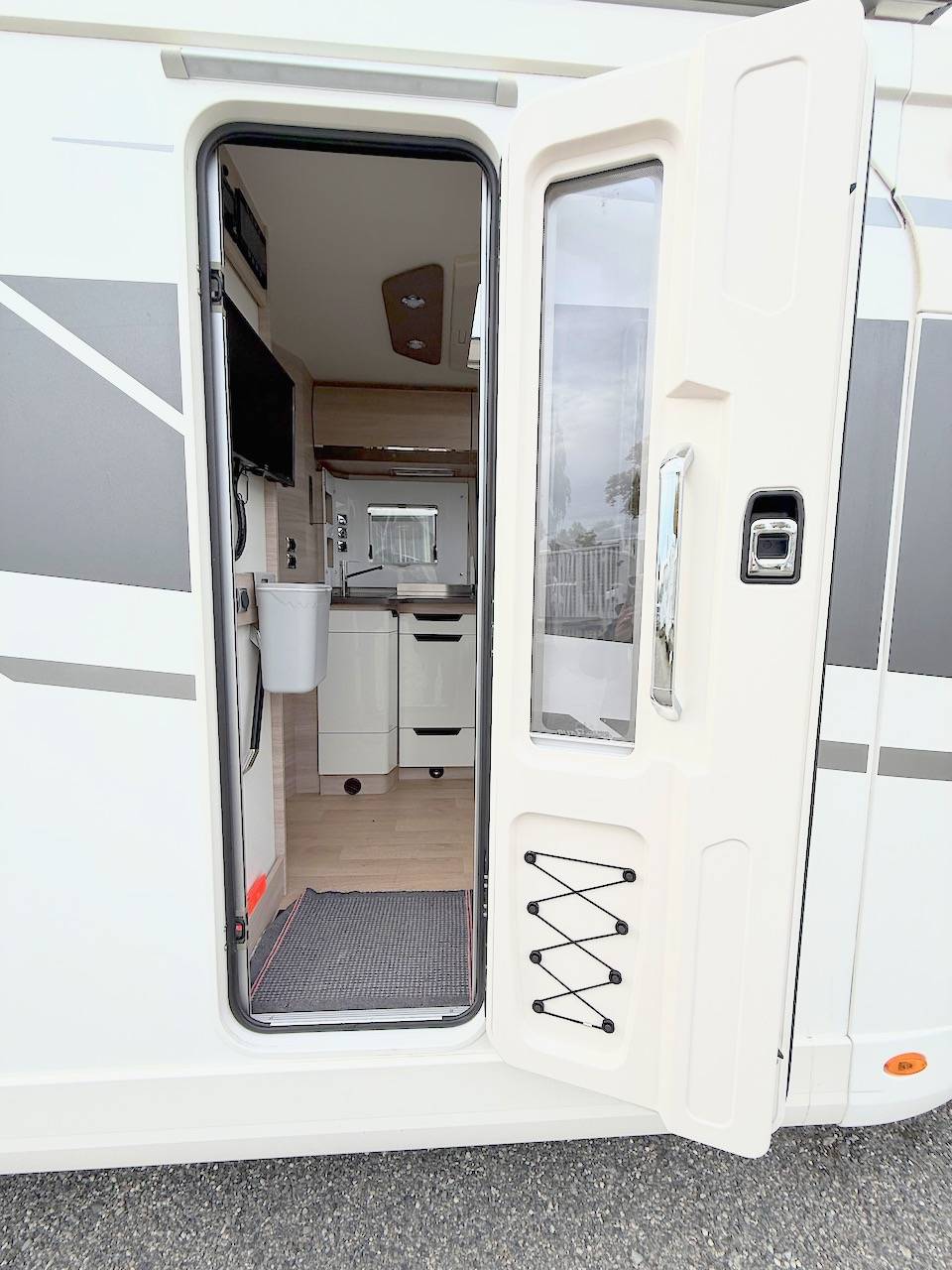 Achat Camping-car profilé occasion, Compact, moins de 7 m, 2,17 m de largeur, lit central, salon face à face, un Rapido C 86,  chez Vacances et Loisirs, à roques proche de Toulouse (31)