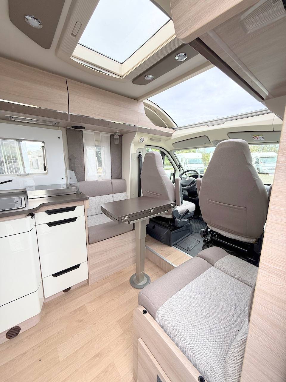 Vend Camping-car profilé occasion, Compact, moins de 7 m, 2,17 m de largeur, lit central, salon face à face, un Rapido C 86,  chez Vacances et Loisirs, à roques proche de Toulouse (31)