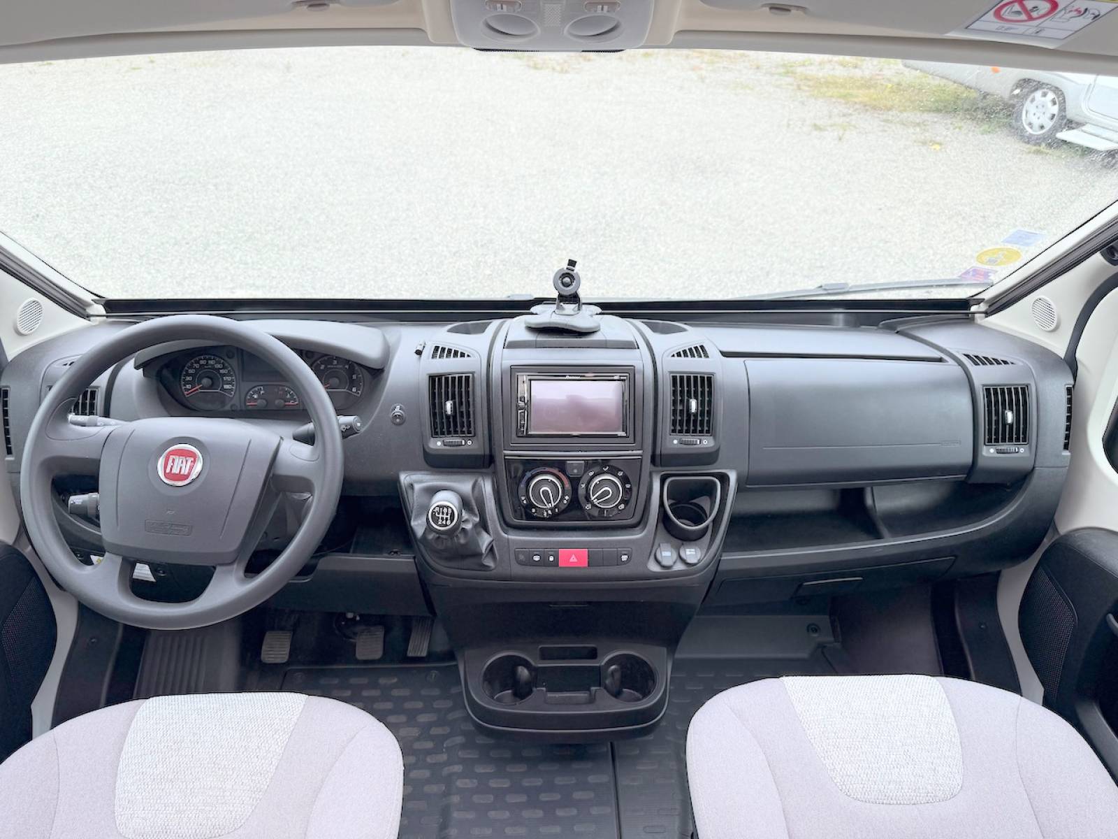 Camping-car profilé occasion, Compact, moins de 7 m, 2,17 m de largeur, lit central, salon face à face, un Rapido C 86,  chez Vacances et Loisirs, à roques proche de Toulouse (31)