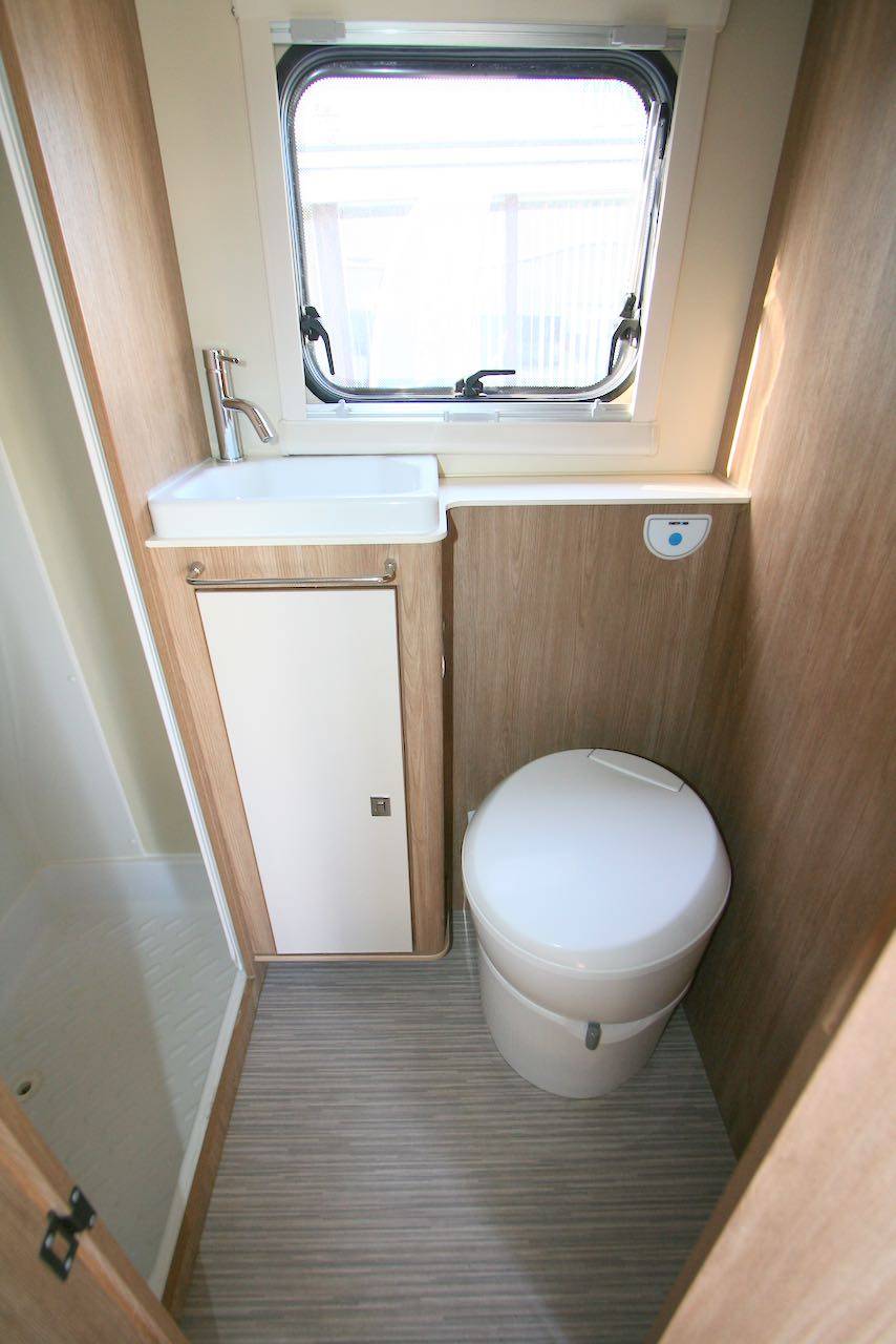 Achat Camping-car occasion capucine, 7 places carte grise, 7 couchages, Rimor Seal 9 à Roques proche Toulouse (31)