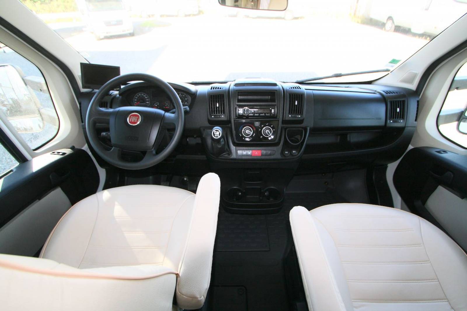 Achat Camping-car occasion capucine, 7 places carte grise, 7 couchages, Rimor Seal 9 à Roques proche Toulouse (31)