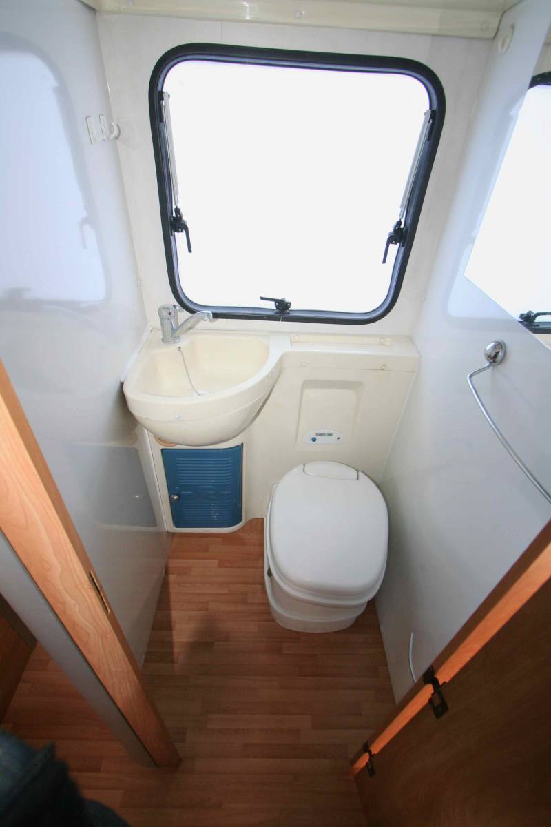 Vacances et Loisirs spécialiste du camping-car d’occasion en Midi-Pyrénées vous propose un Camping-car profilé d’occasion, lit central, 3 couchages, Rimor Katamarano 69P, à Roques proche de Toulouse (31)