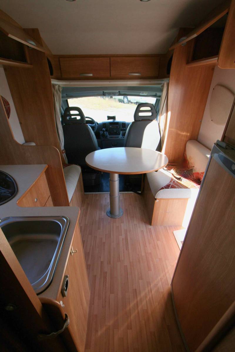 Vacances et Loisirs spécialiste du camping-car d’occasion en Midi-Pyrénées vous propose un Camping-car profilé d’occasion, lit central, 3 couchages, Rimor Katamarano 69P, à Roques proche de Toulouse (31)