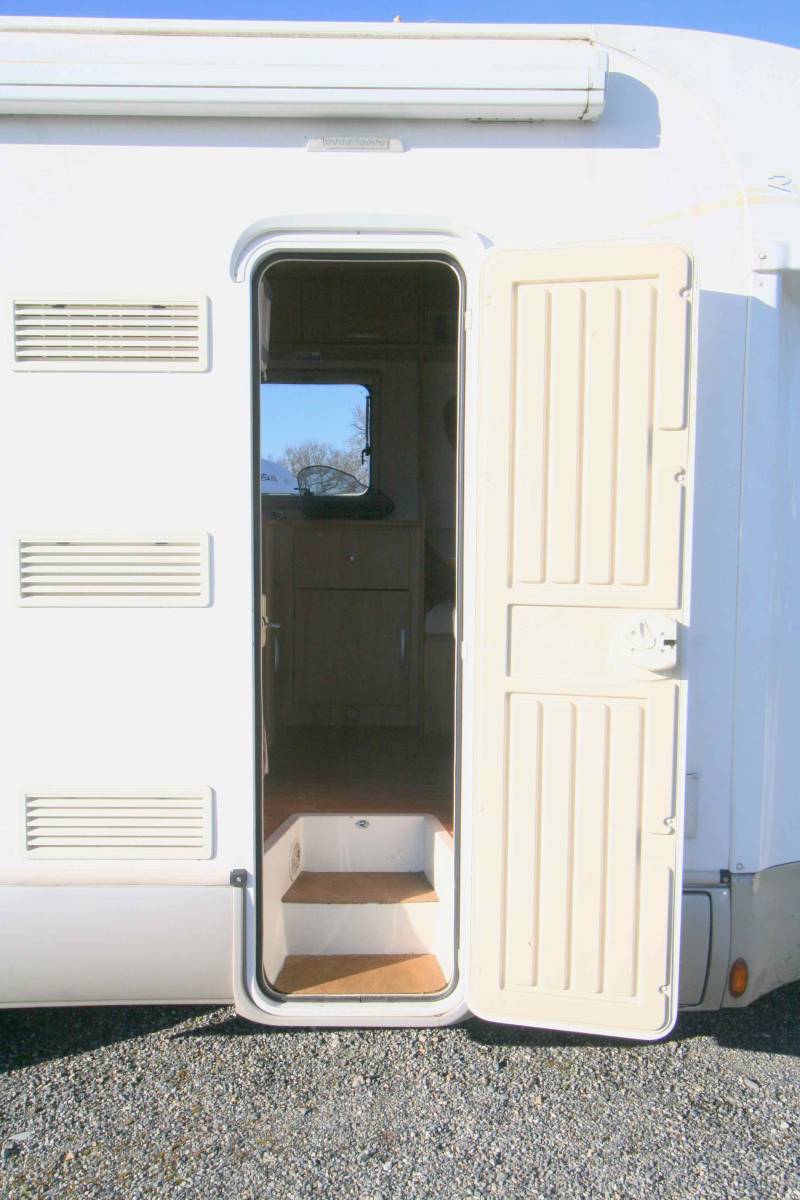 Vacances et Loisirs spécialiste du camping-car d’occasion en Midi-Pyrénées vous propose un Camping-car profilé d’occasion, lit central, 3 couchages, Rimor Katamarano 69P, à Roques proche de Toulouse (31)