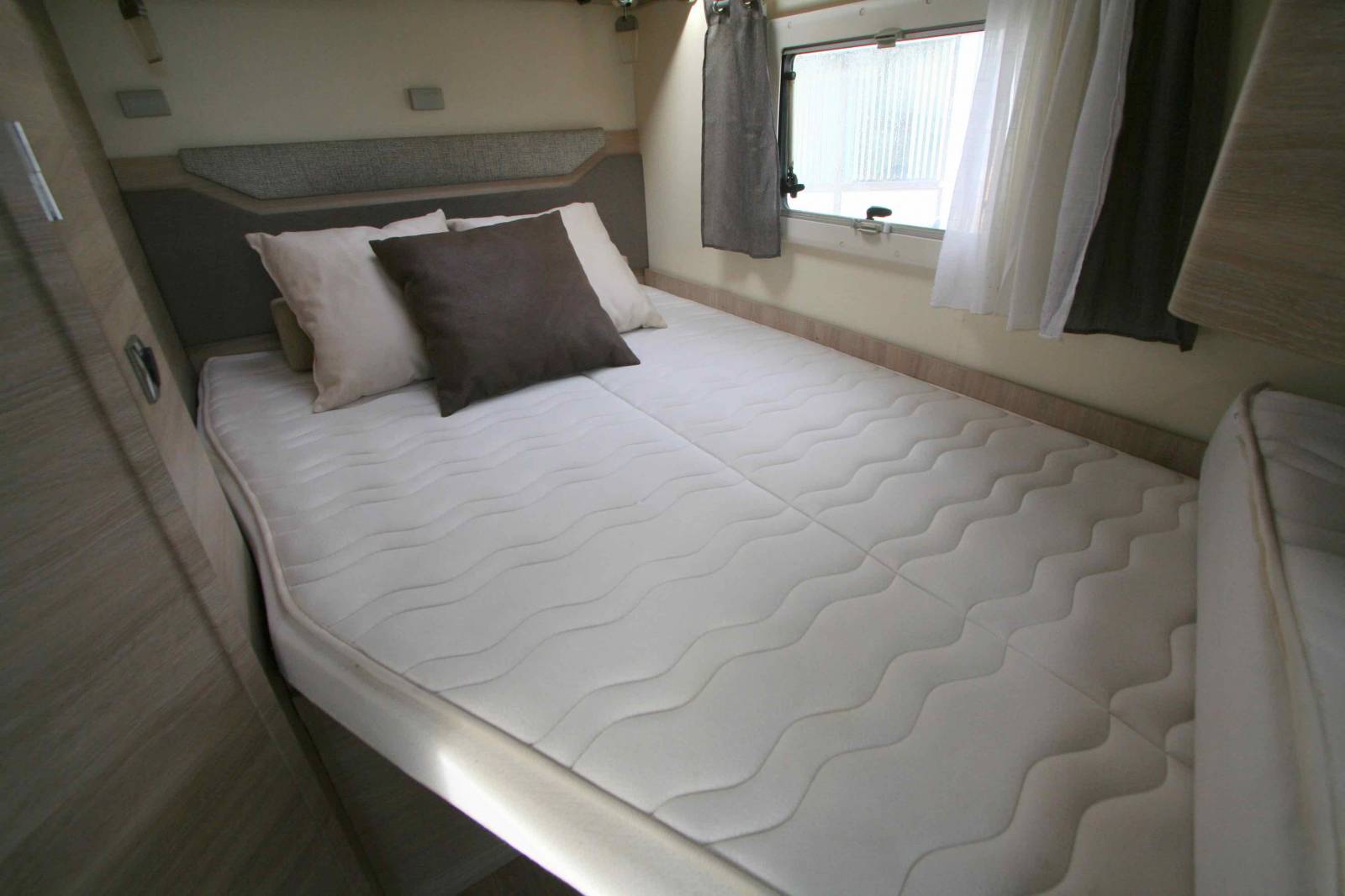 Achat Camping-car profilé d'occasion, récent, lit à la française,  moins de 6 m, Rapido C56, à Roques près Toulouse (31)