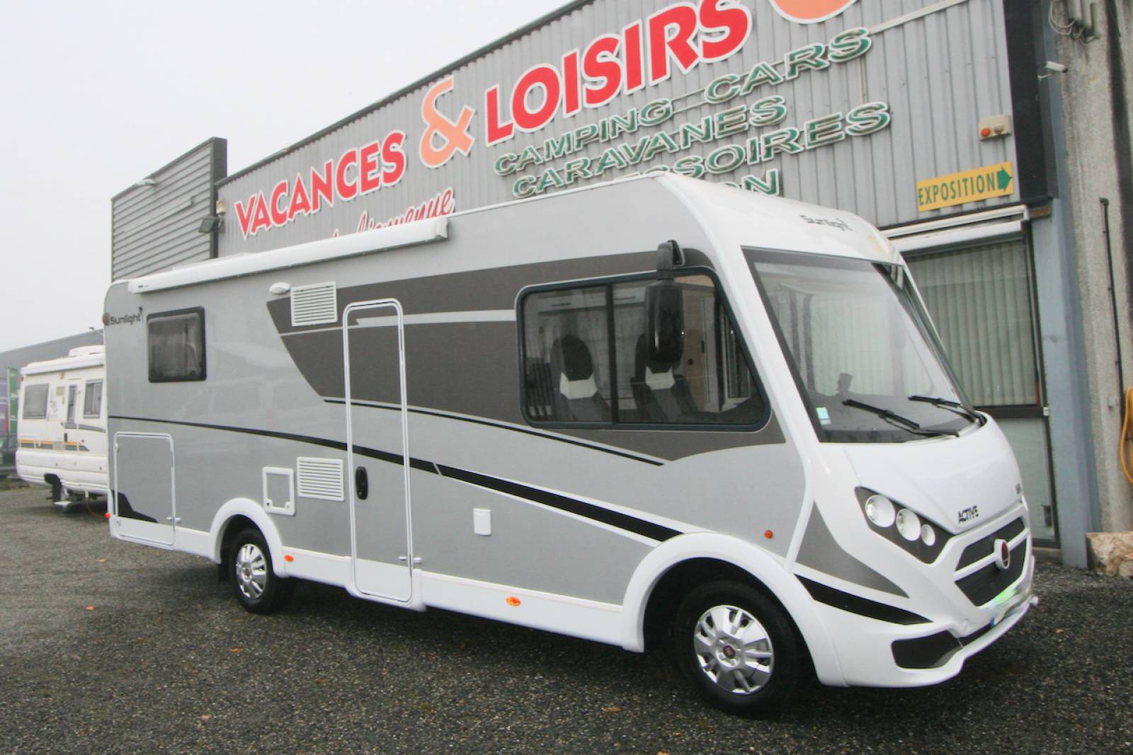 Camping-car intégral occasion, lit de milieu, 4 places, presque neuf, Sunlight I 690L, à roques proche de Toulouse (31)