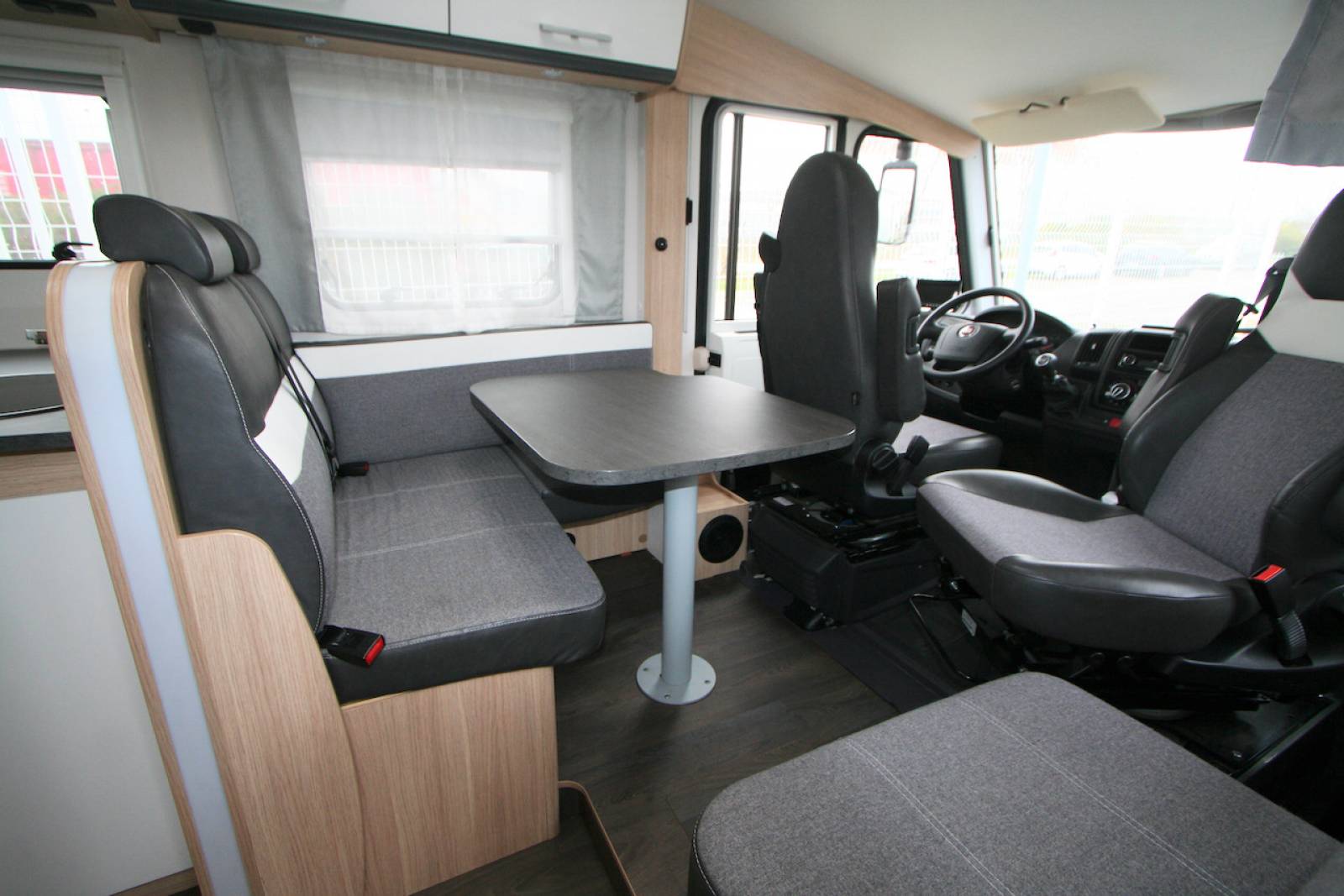 Achat Camping-car intégral occasion, lit de milieu, 4 places, presque neuf, Sunlight I 690L, à roques proche de Toulouse (31)