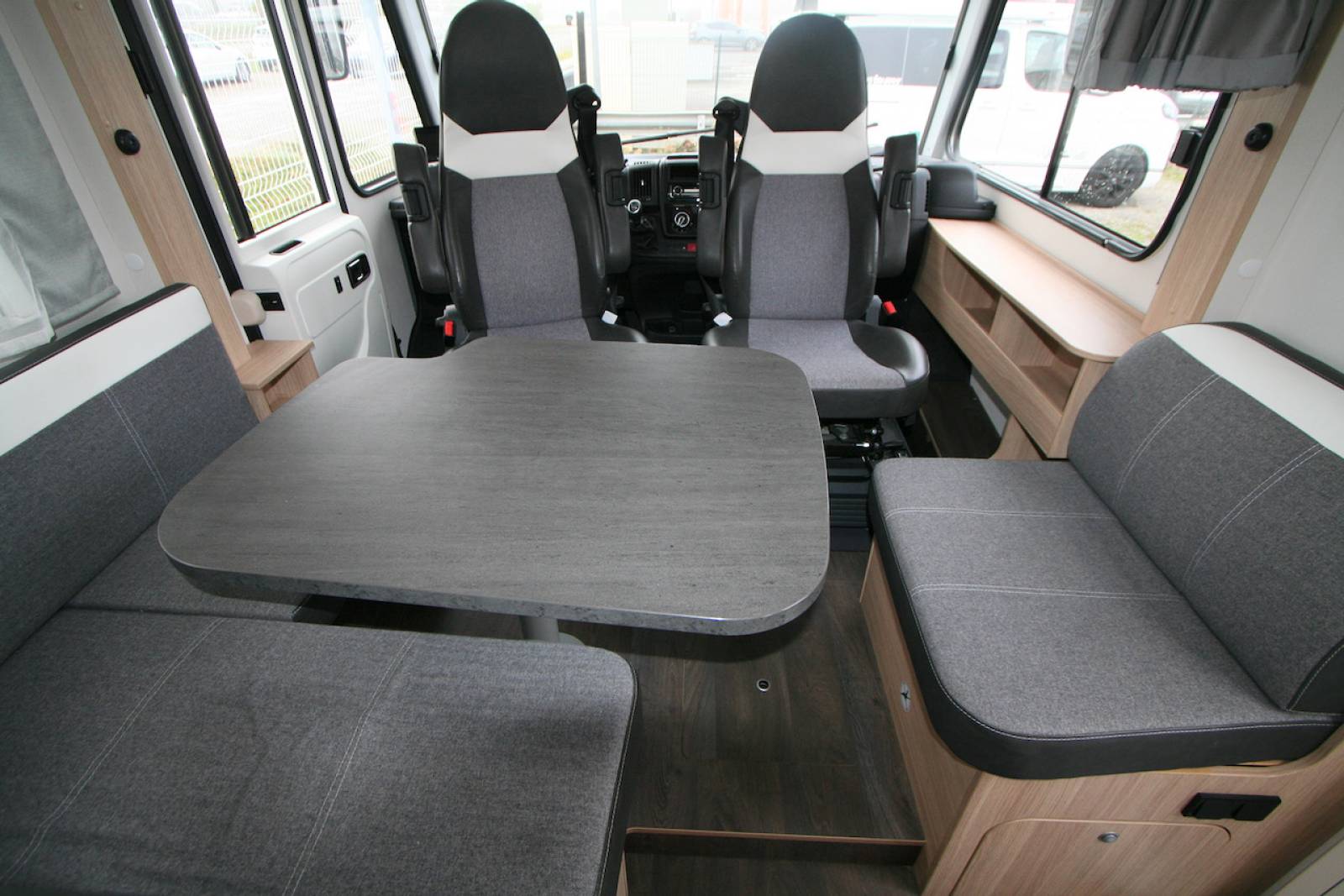 Camping-car intégral occasion, lit de milieu, 4 places, presque neuf, Sunlight I 690L, à roques proche de Toulouse (31)