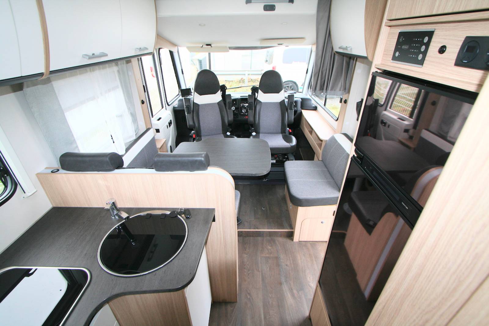 Vend Camping-car intégral occasion, lit de milieu, 4 places, presque neuf, Sunlight I 690L, à roques proche de Toulouse (31)