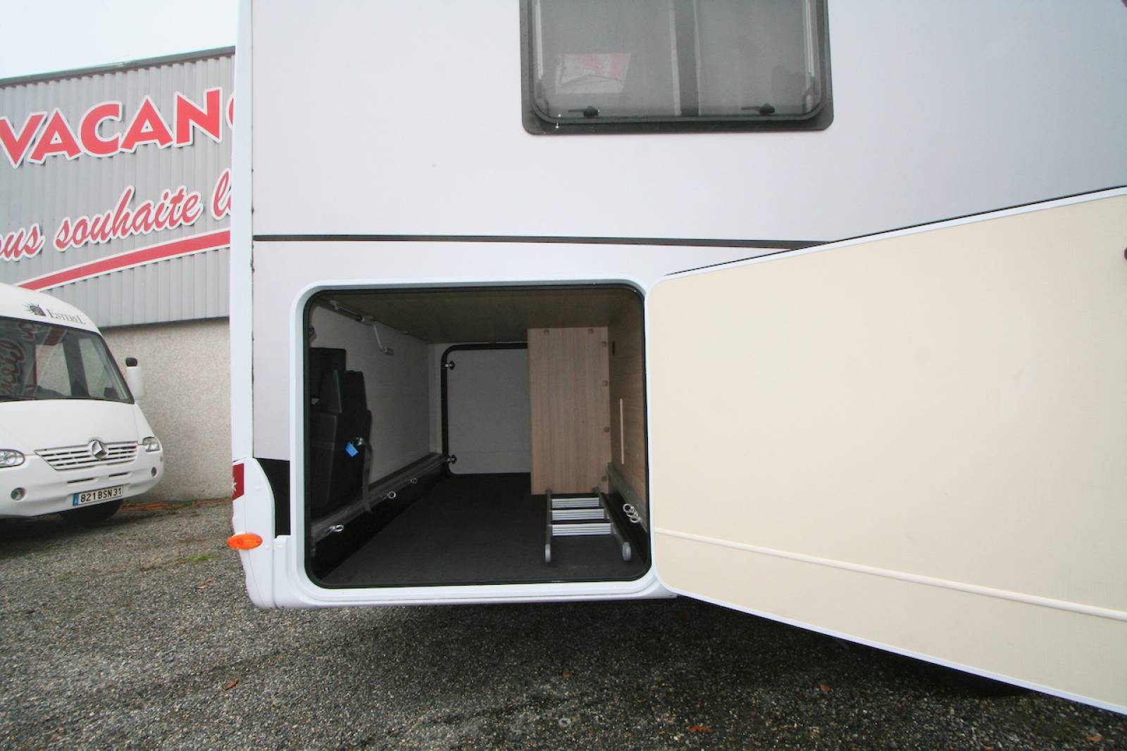 Camping-car intégral occasion, lit de milieu, 4 places, presque neuf, Sunlight I 690L, à roques proche de Toulouse (31)