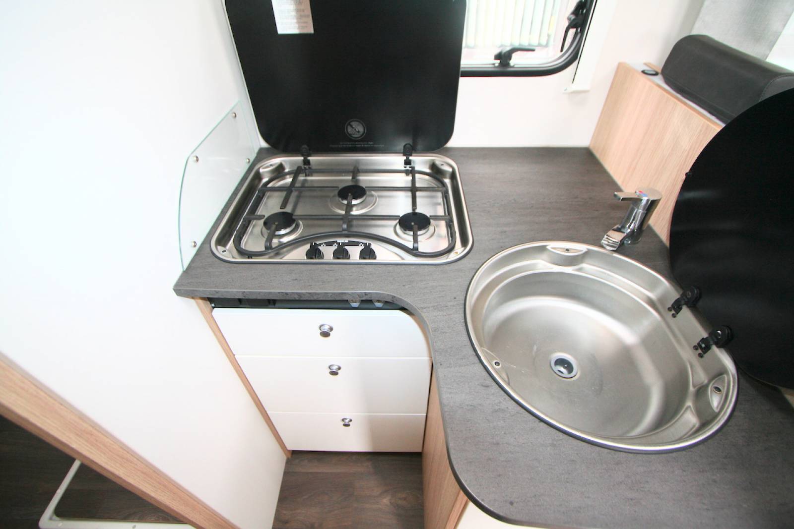 Vend Camping-car intégral occasion, lit de milieu, 4 places, presque neuf, Sunlight I 690L, à roques proche de Toulouse (31)