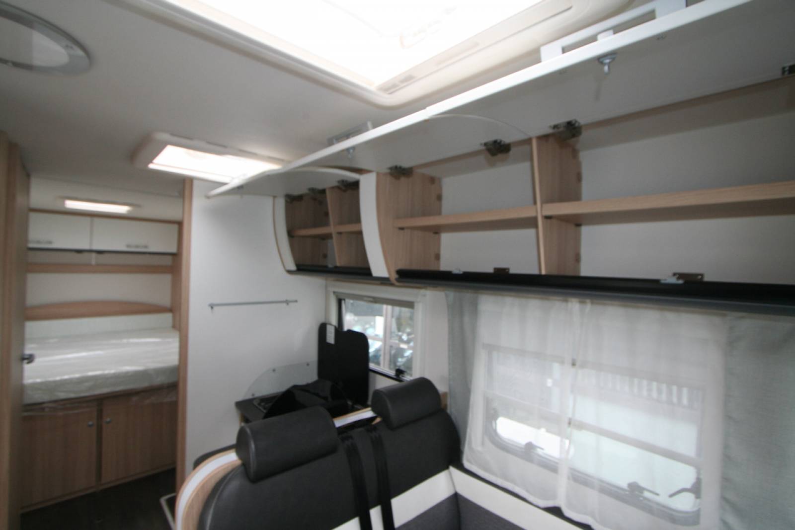 Camping-car intégral occasion, lit de milieu, 4 places, presque neuf, Sunlight I 690L, à roques proche de Toulouse (31)