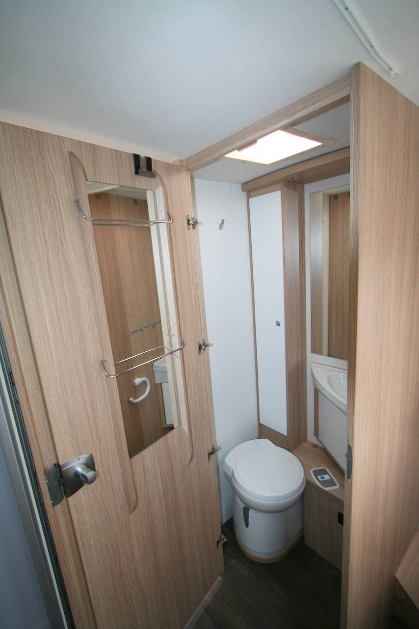 Achat Camping-car intégral occasion, lit de milieu, 4 places, presque neuf, Sunlight I 690L, à roques proche de Toulouse (31)