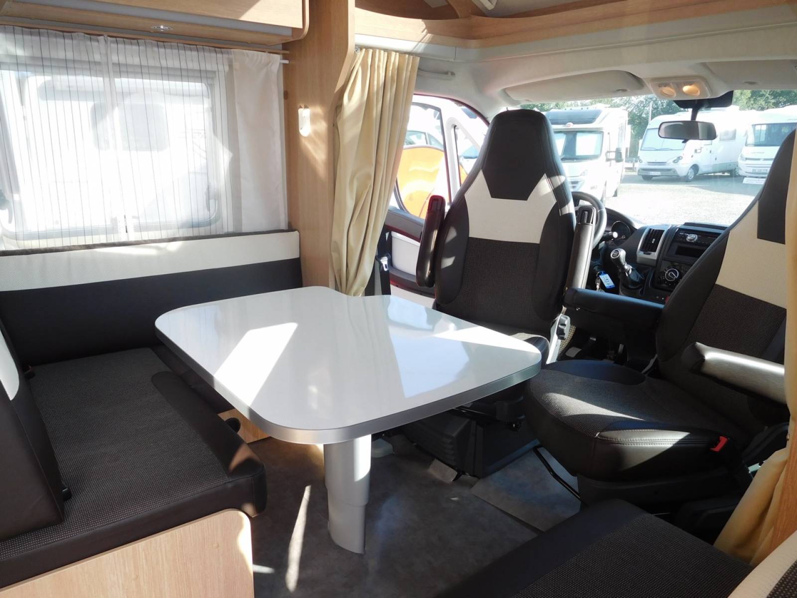 Camping-car profilé occasion Sunlight T 69 L, lit central, lit de pavillon, à Roques près Toulouse 31