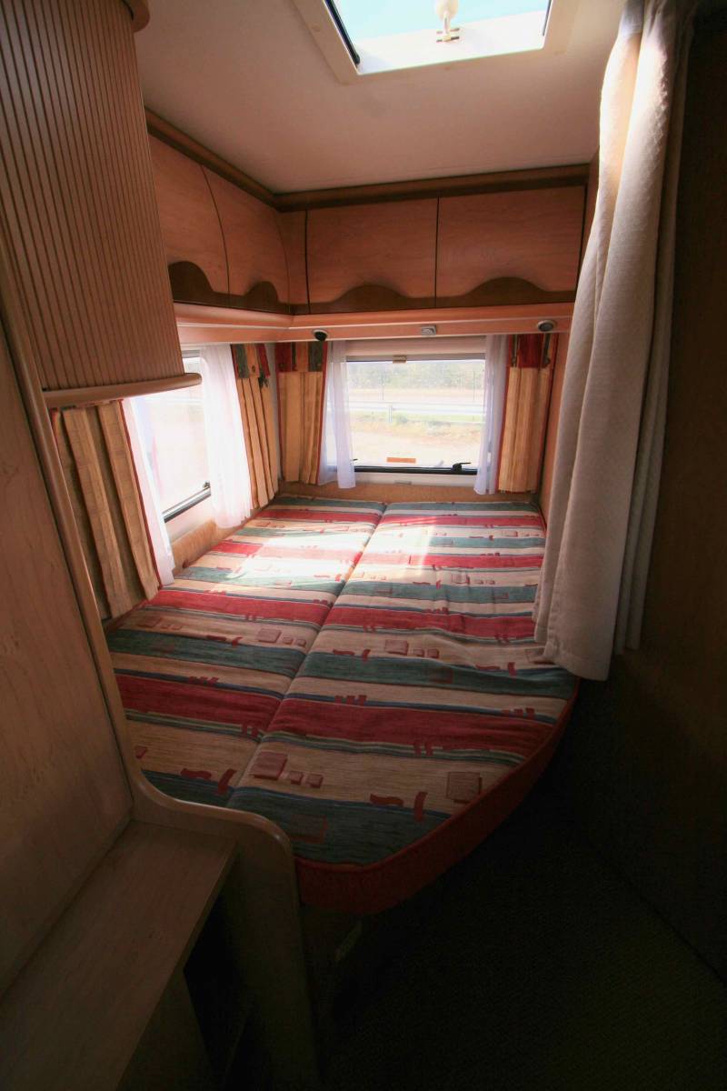 Camping-car profilé occasion, moins de 6 m, lit à la française, 4 places, Bürstner T 605, à Roques proche de Toulouse (31)