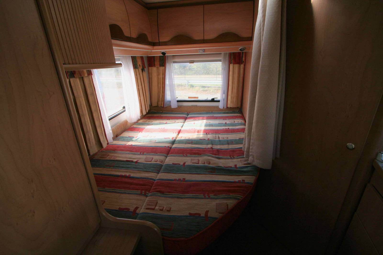 Camping-car profilé occasion, moins de 6 m, lit à la française, 4 places, Bürstner T 605, à Roques proche de Toulouse (31)