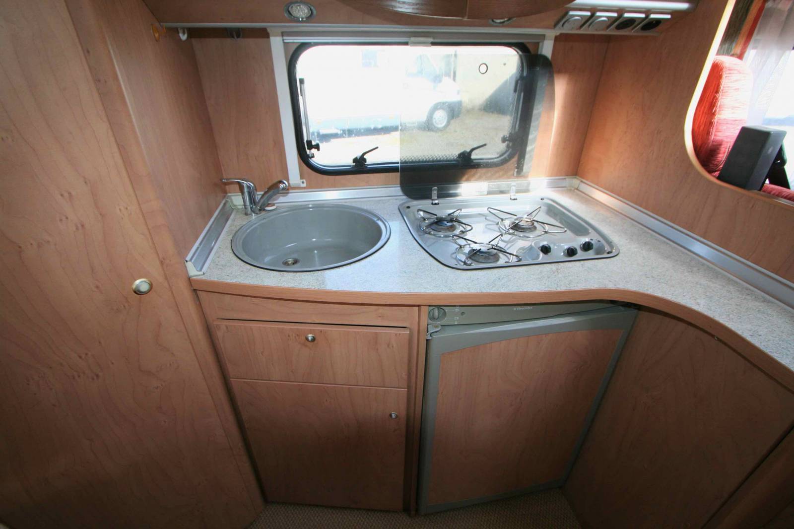 Achat Camping-car profilé occasion, moins de 6 m, lit à la française, 4 places, Bürstner T 605, à Roques proche de Toulouse (31)