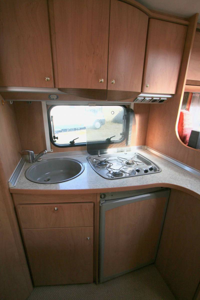 Camping-car profilé occasion, moins de 6 m, lit à la française, 4 places, Bürstner T 605, à Roques proche de Toulouse (31)