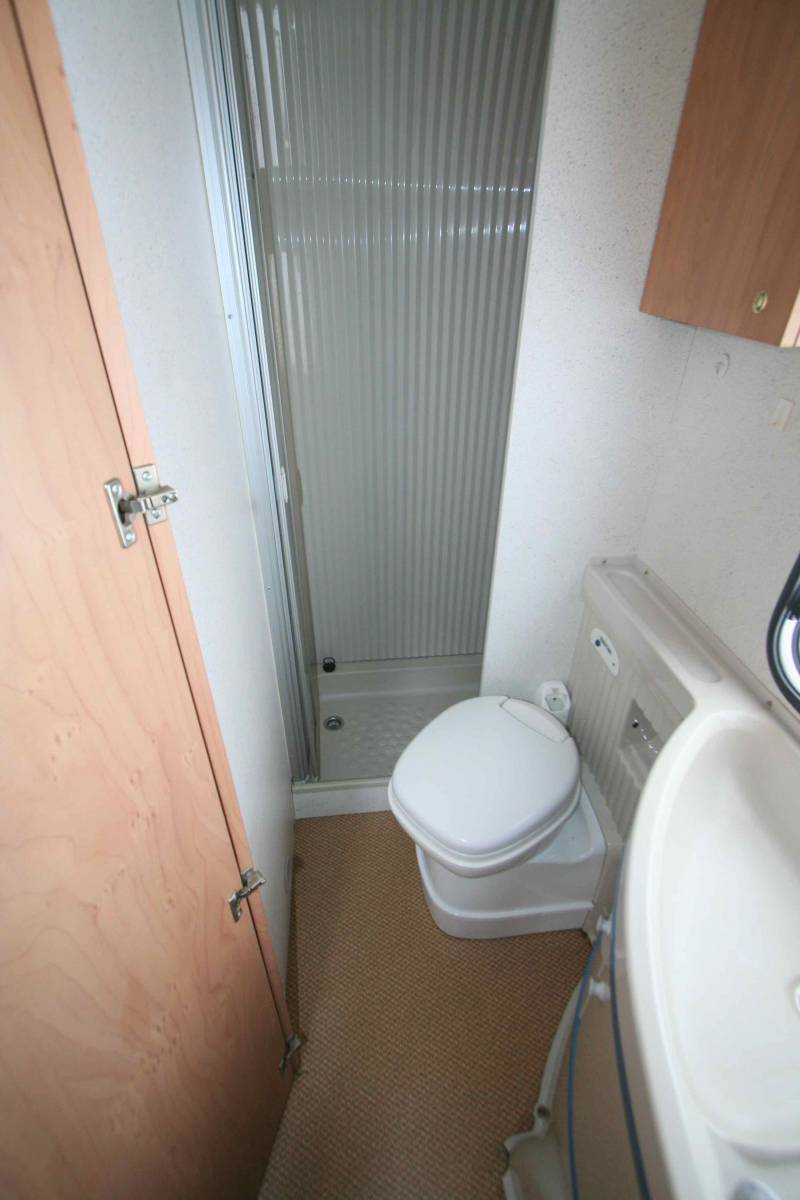 Achat Camping-car profilé occasion, moins de 6 m, lit à la française, 4 places, Bürstner T 605, à Roques proche de Toulouse (31)