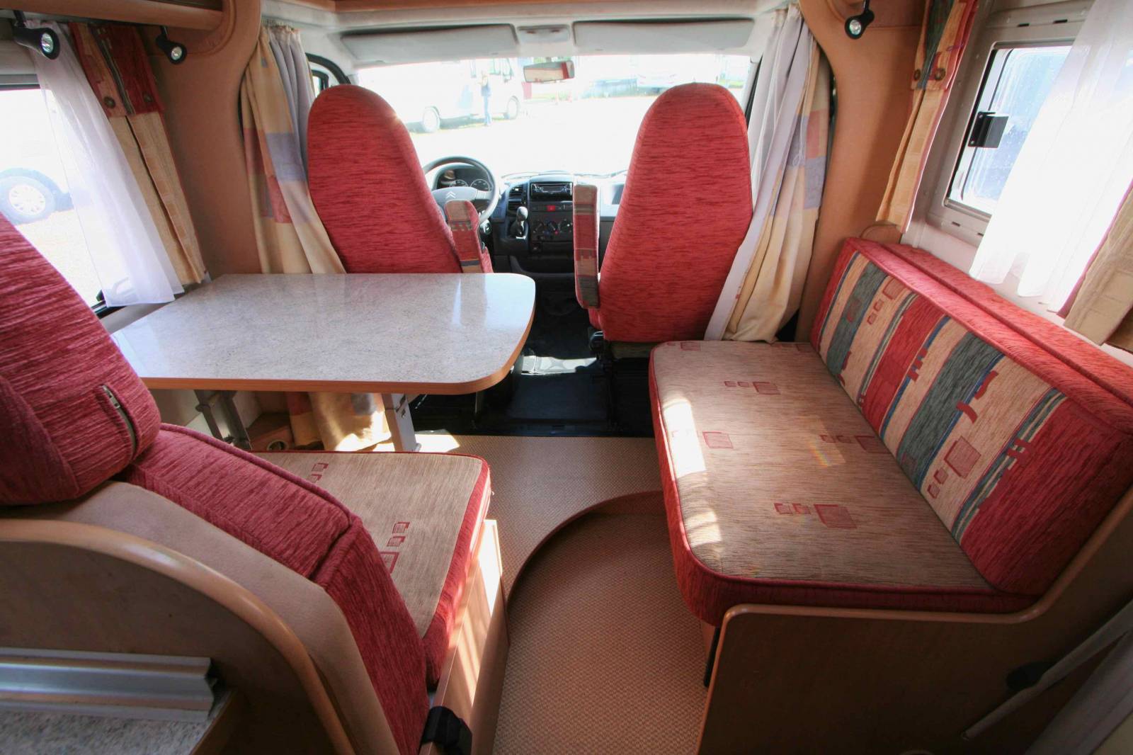 Camping-car profilé occasion, moins de 6 m, lit à la française, 4 places, Bürstner T 605, à Roques proche de Toulouse (31)