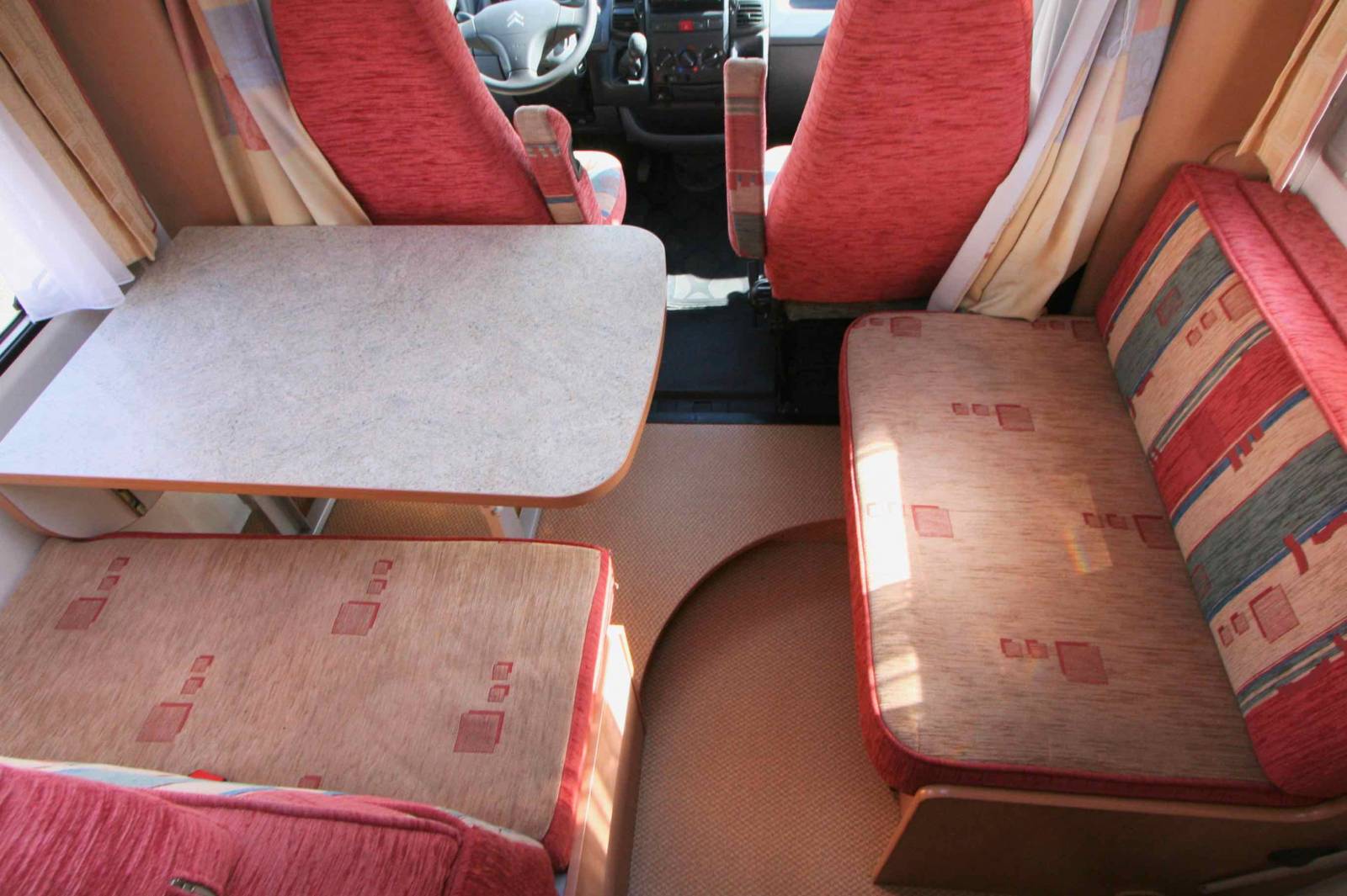 Vend Camping-car profilé occasion, moins de 6 m, lit à la française, 4 places, Bürstner T 605, à Roques proche de Toulouse (31)