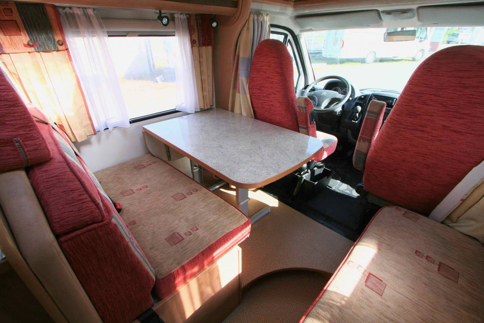 Camping-car profilé occasion, moins de 6 m, lit à la française, 4 places, Bürstner T 605, à Roques proche de Toulouse (31)