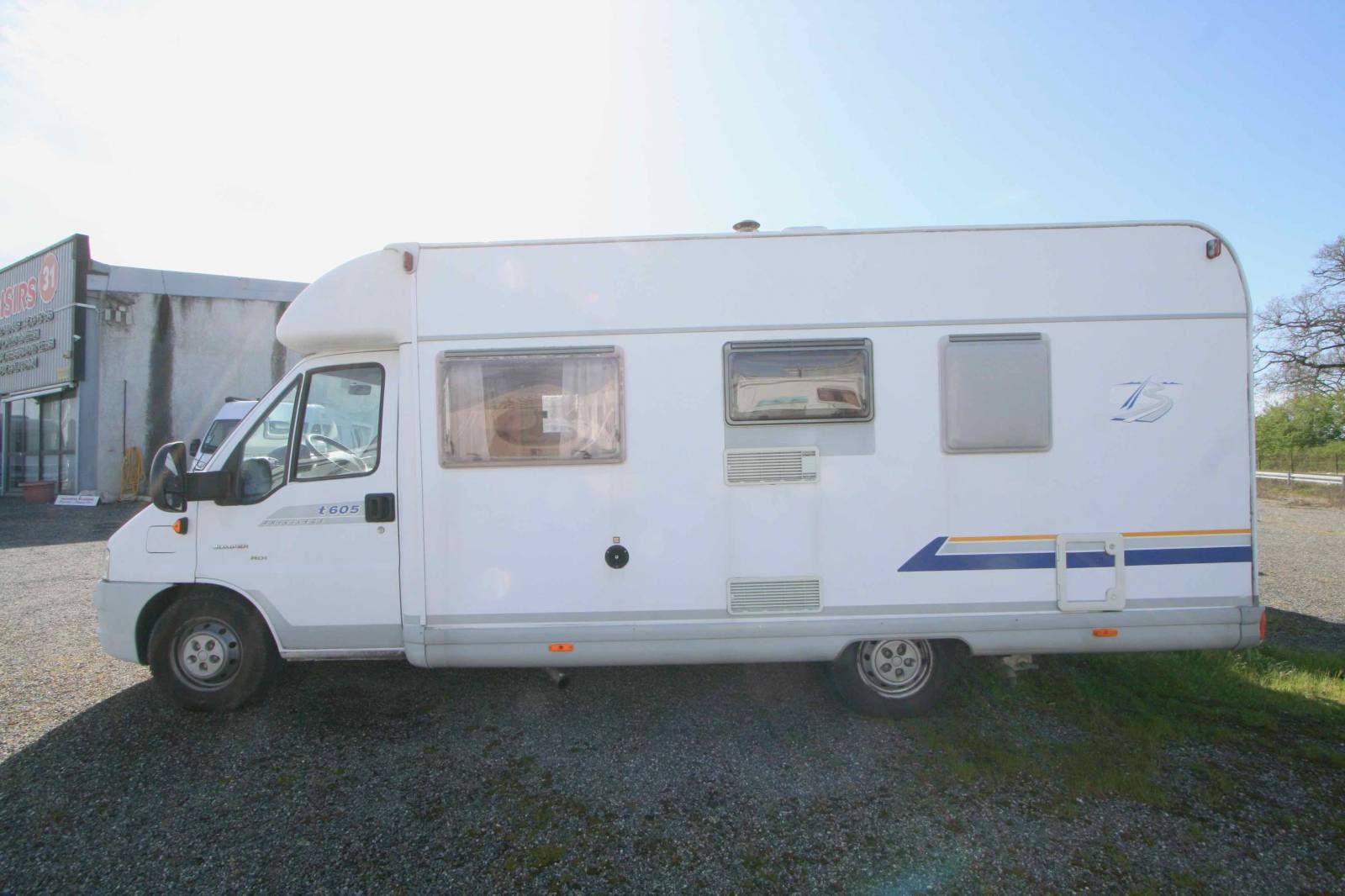 Camping-car profilé occasion, moins de 6 m, lit à la française, 4 places, Bürstner T 605, à Roques proche de Toulouse (31)