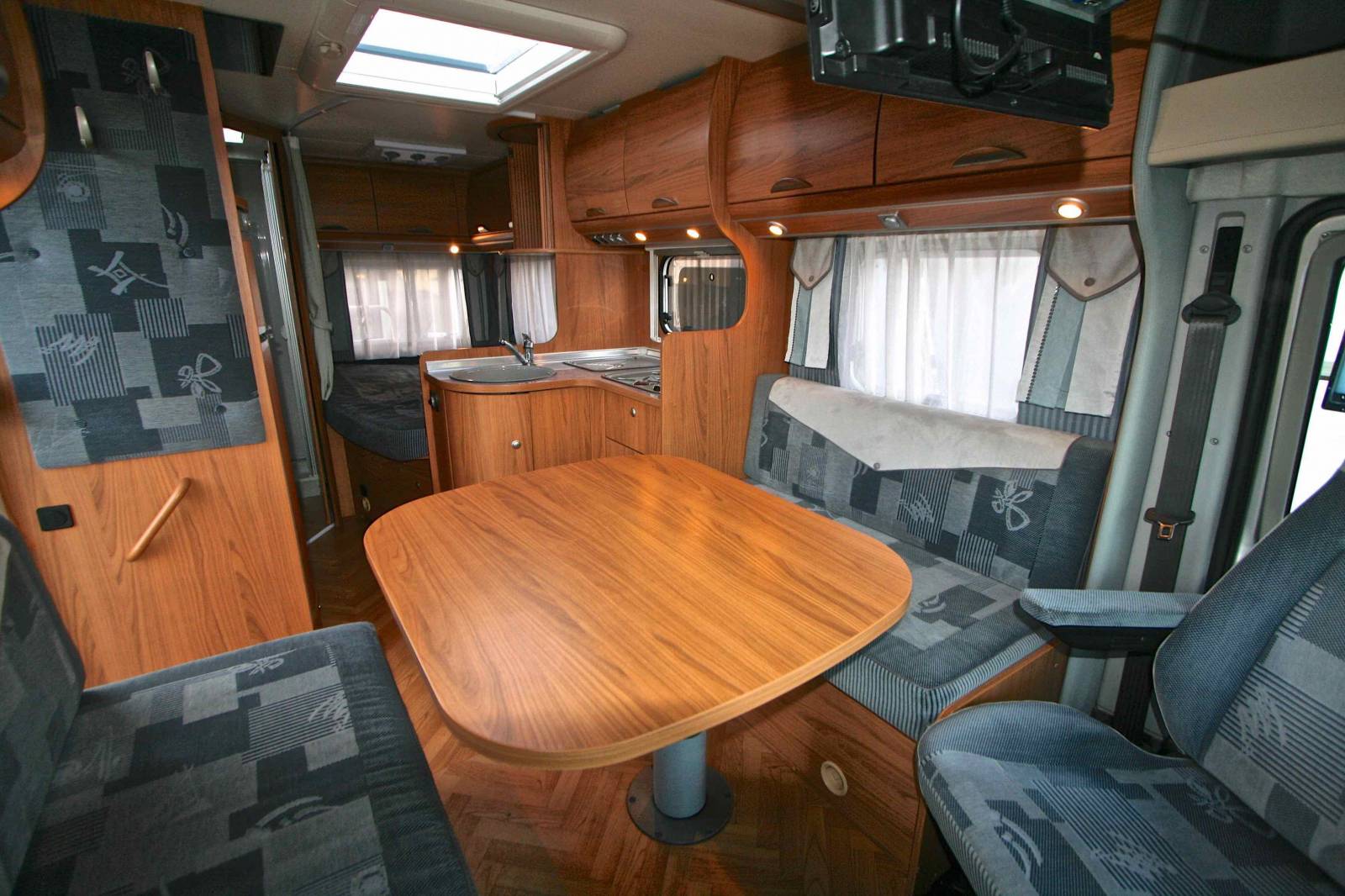 Camping-car occasion profilé, lit à la française, salon face à face, moins de 7 m, Bürstner Privilège T630, à Roques proche de Toulouse 31