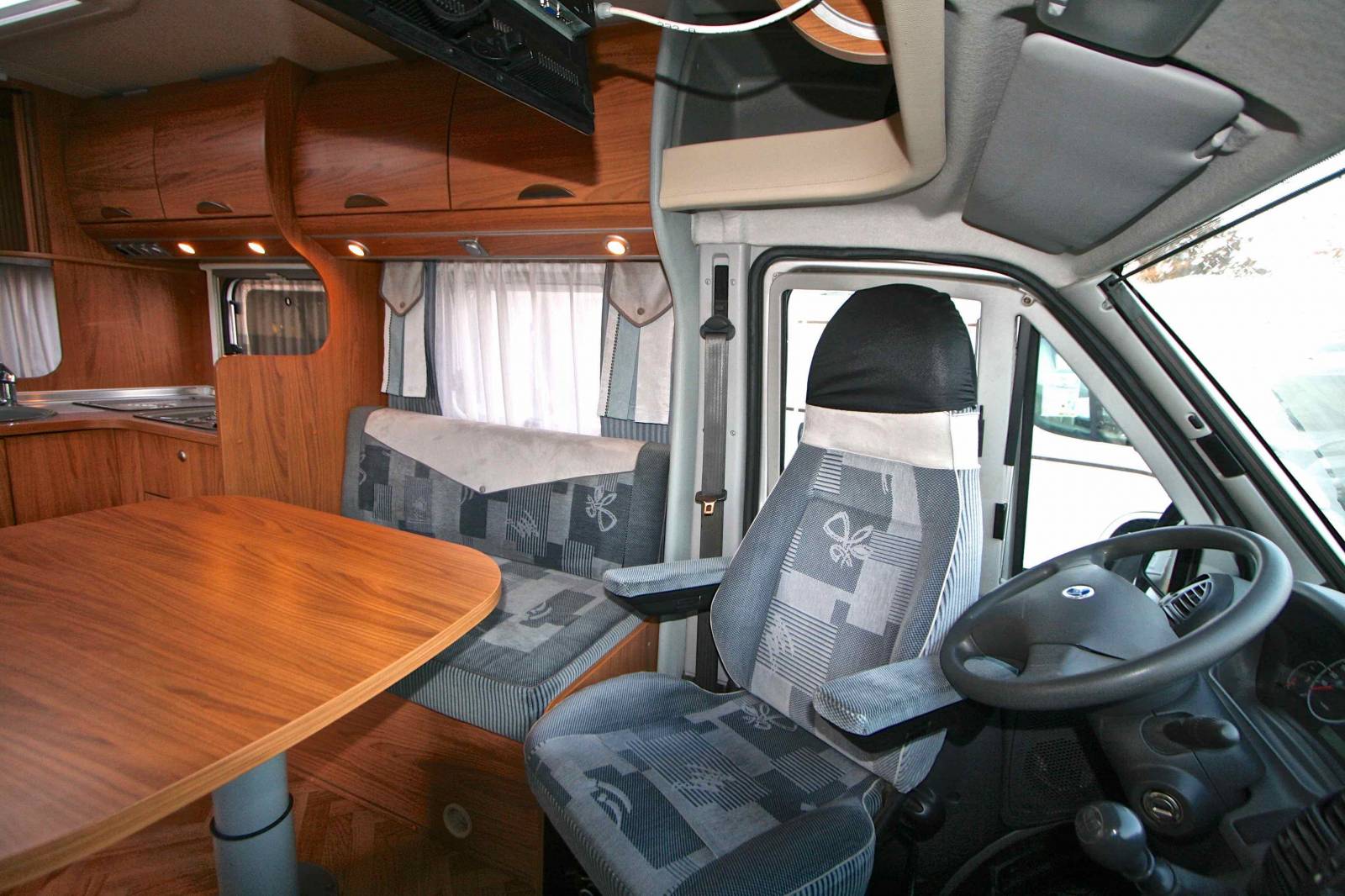 Achat Camping-car occasion profilé, lit à la française, salon face à face, moins de 7 m, Bürstner Privilège T630, à Roques proche de Toulouse 31