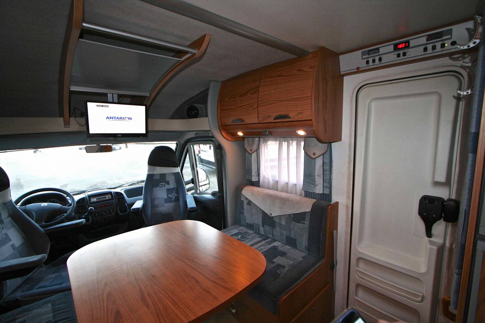 Camping-car occasion profilé, lit à la française, salon face à face, moins de 7 m, Bürstner Privilège T630, à Roques proche de Toulouse 31