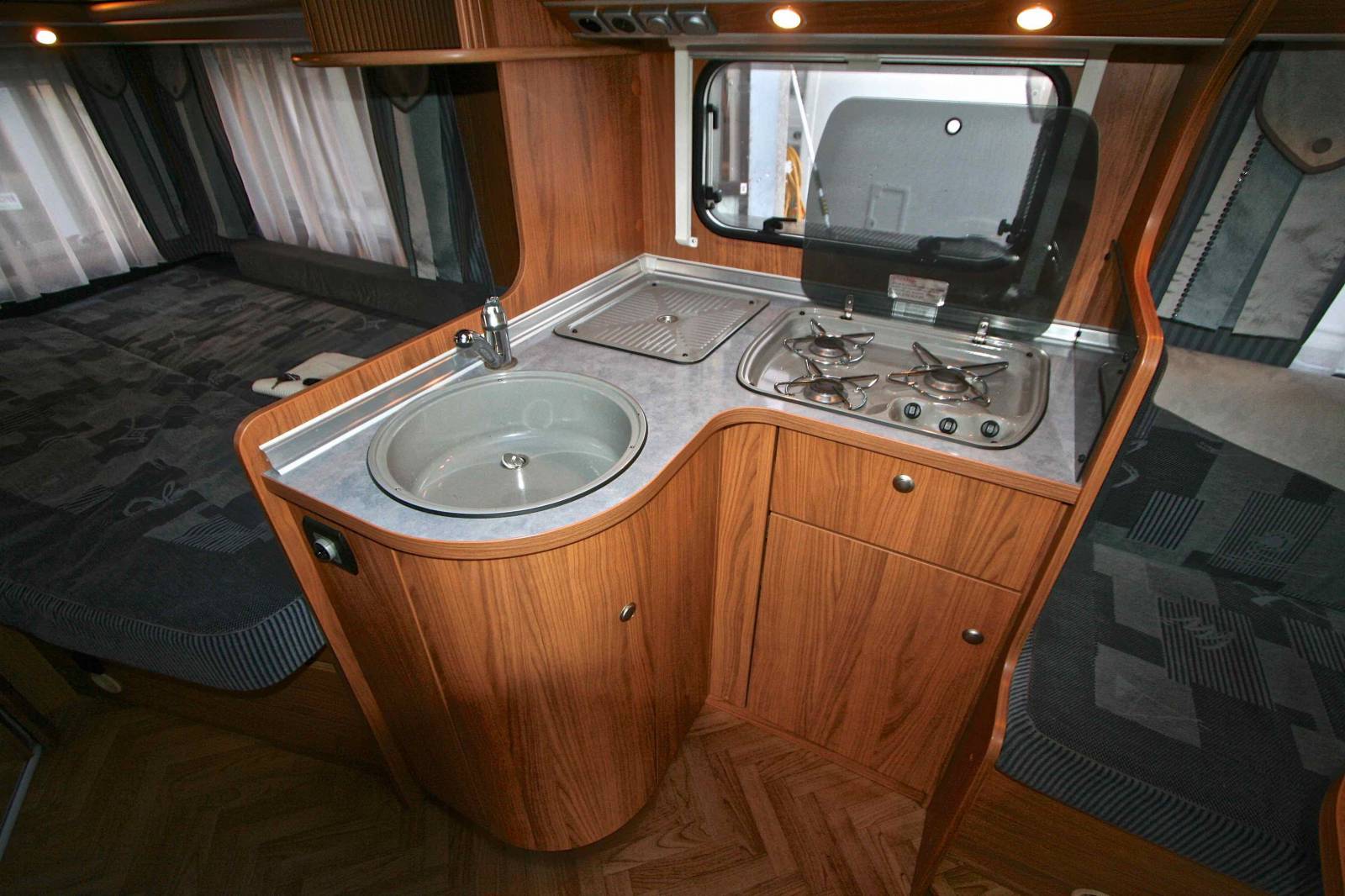 Vend Camping-car occasion profilé, lit à la française, salon face à face, moins de 7 m, Bürstner Privilège T630, à Roques proche de Toulouse 31