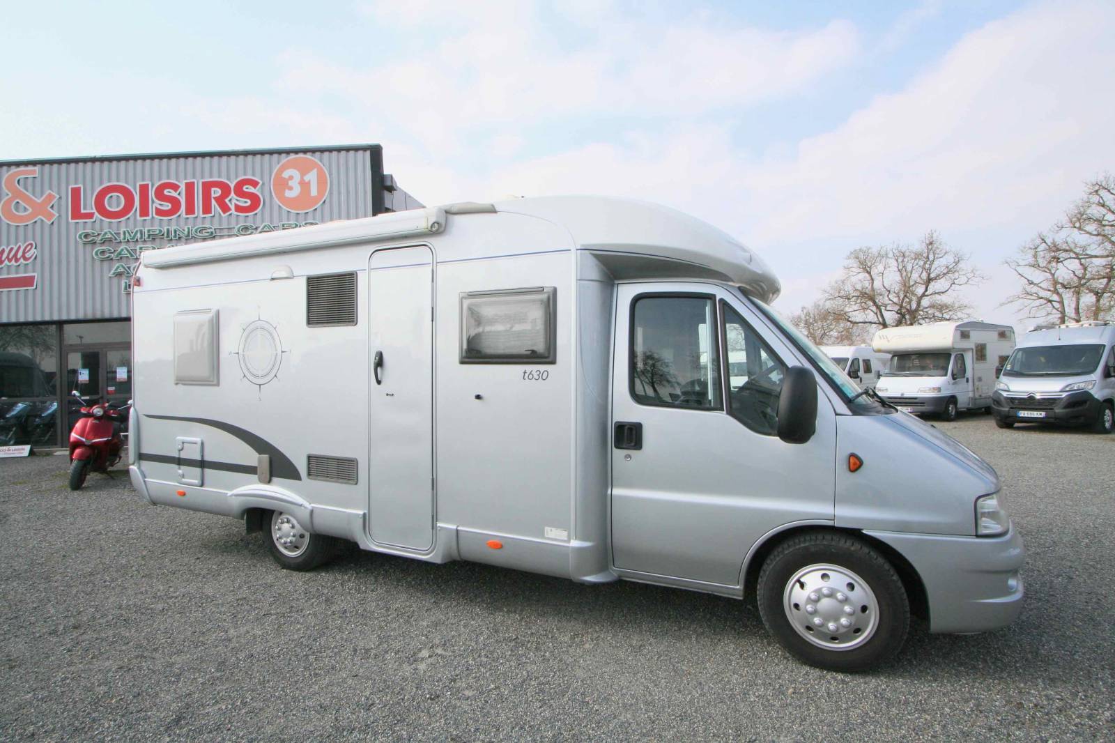 Camping-car occasion profilé, lit à la française, salon face à face, moins de 7 m, Bürstner Privilège T630, à Roques proche de Toulouse 31