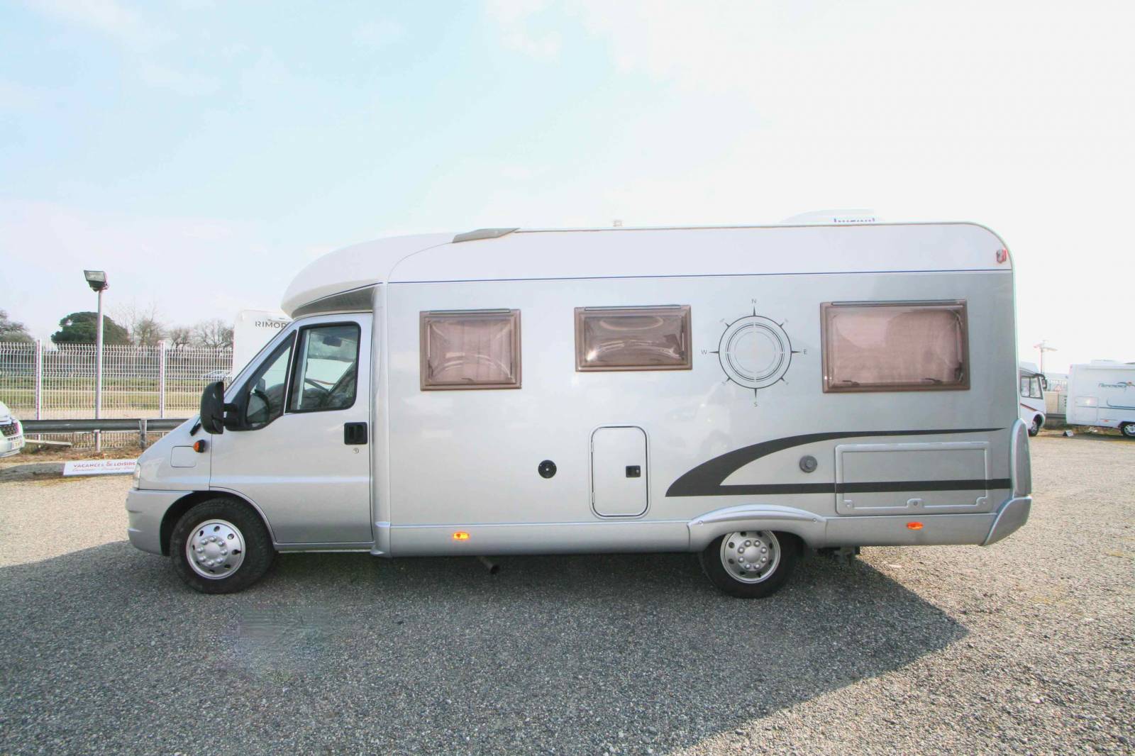 Camping-car occasion profilé, lit à la française, salon face à face, moins de 7 m, Bürstner Privilège T630, à Roques proche de Toulouse 31